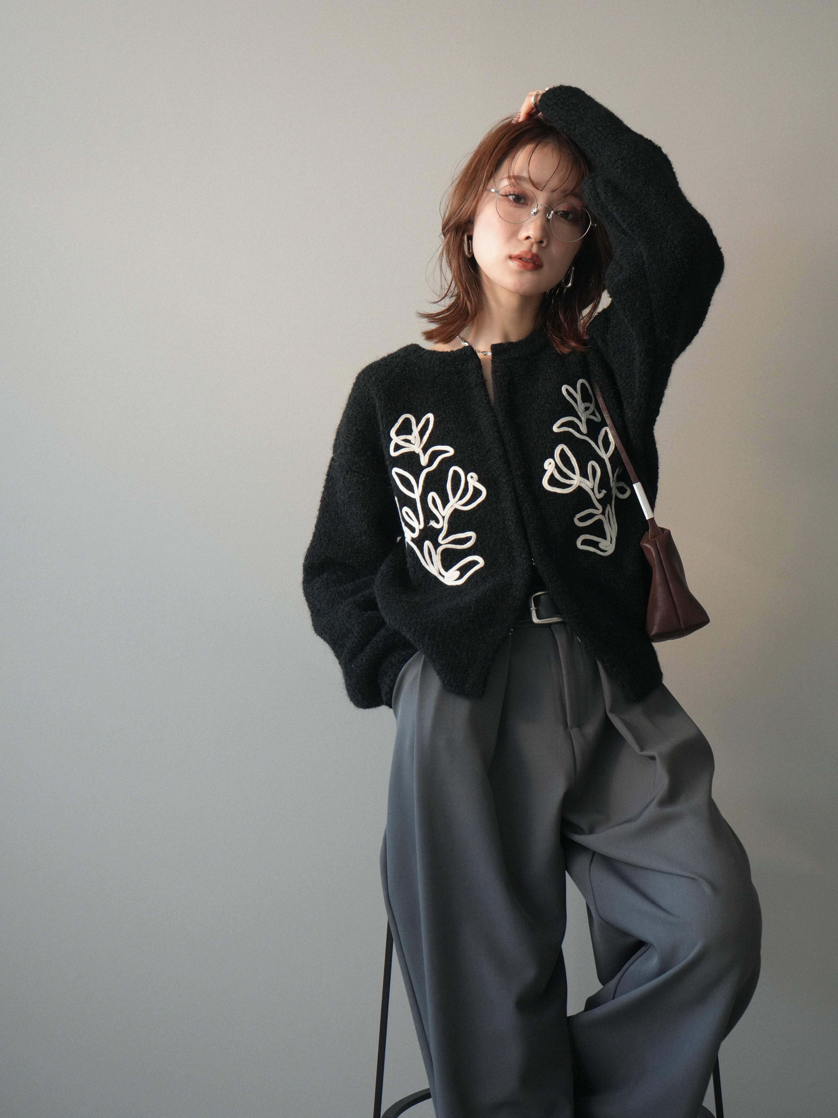 予約]テープ刺繍ホック開きブークレニットカーディガン/black – Lumier