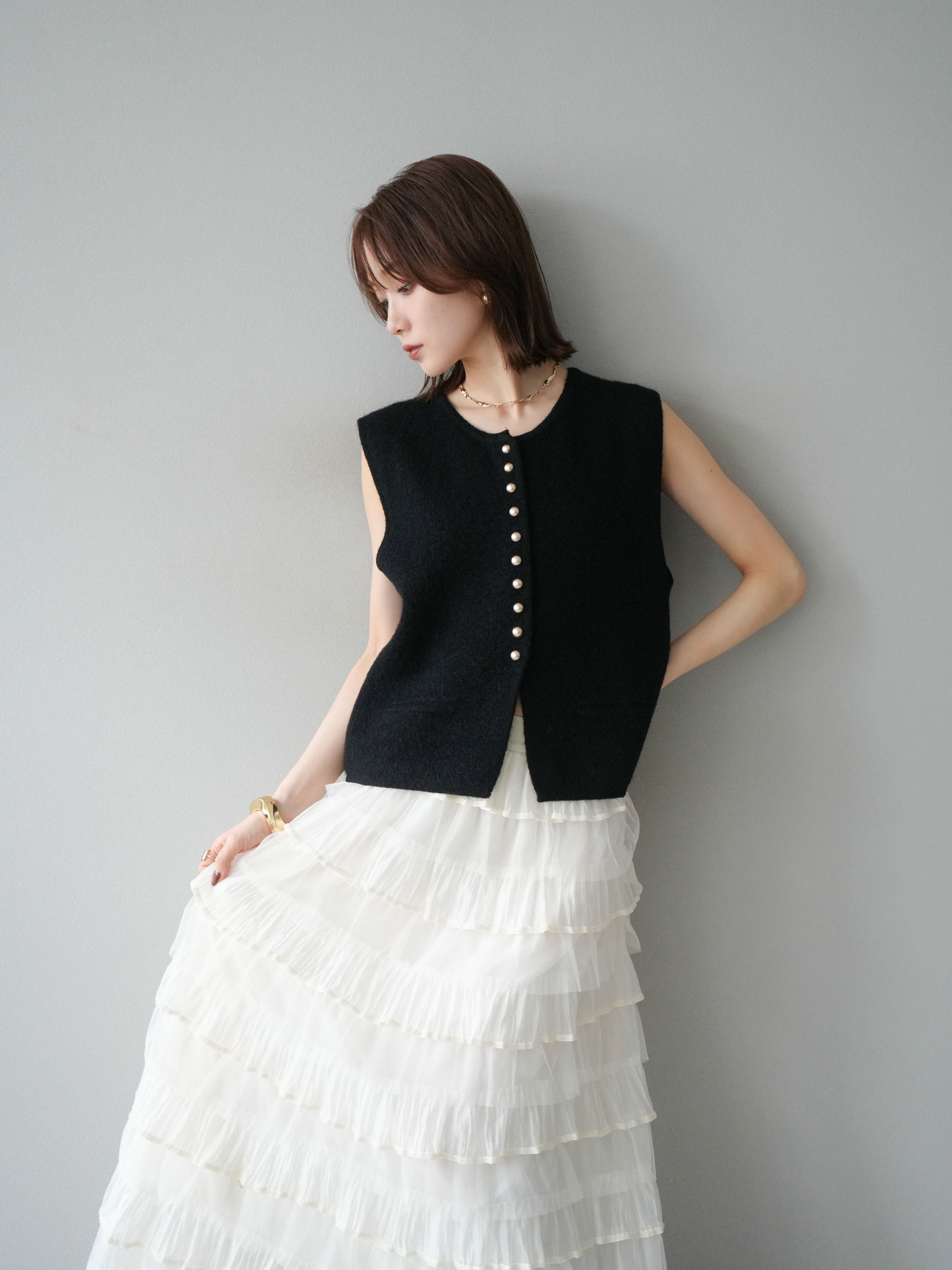 【完売】CHIEKO+ コンパクトボリュームニットベスト 予約]ゴールドボタンコンパクトニットベスト/ブラック – Lumier
