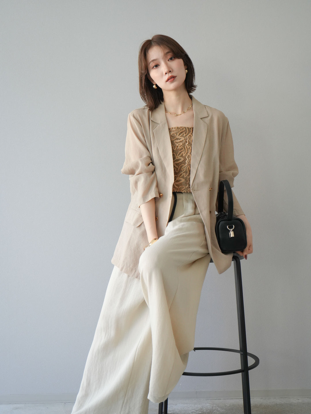 [SET] 金色扣環透視外套 + 滾邊花朵透視天鵝絨吊帶背心 + 繩紋腰帶麻感寬褲 (3 件套)