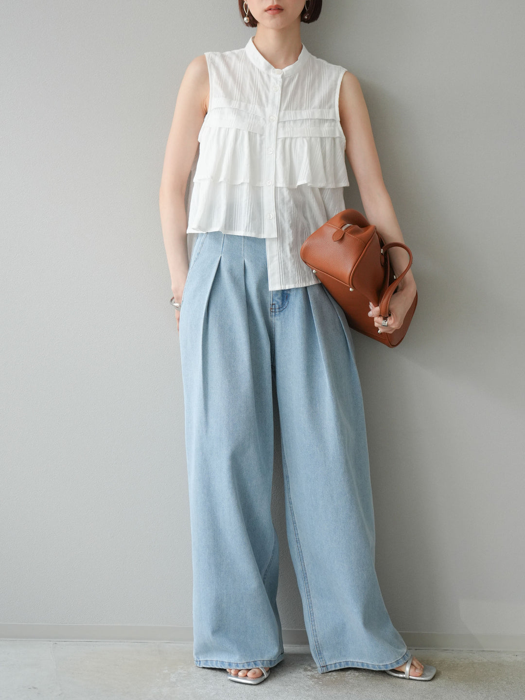 [予約]ドビーストライプアシンメトリーフリルノースリブラウス/ホワイト