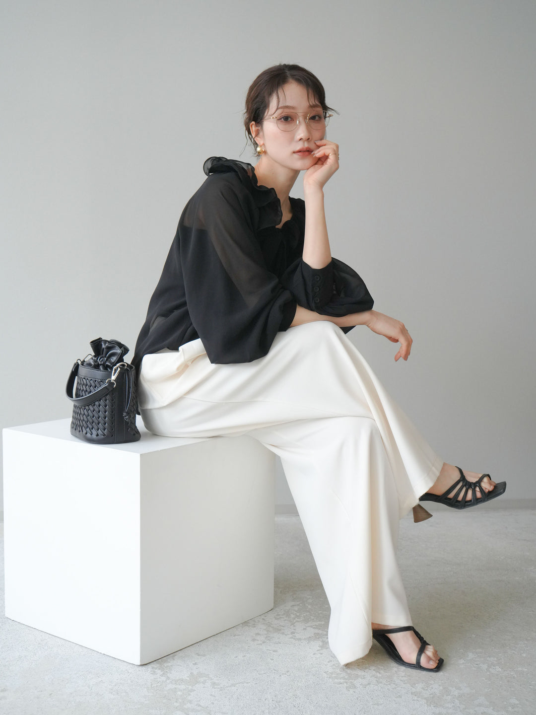 [予約]ラッフルネックシアーブラウス/black