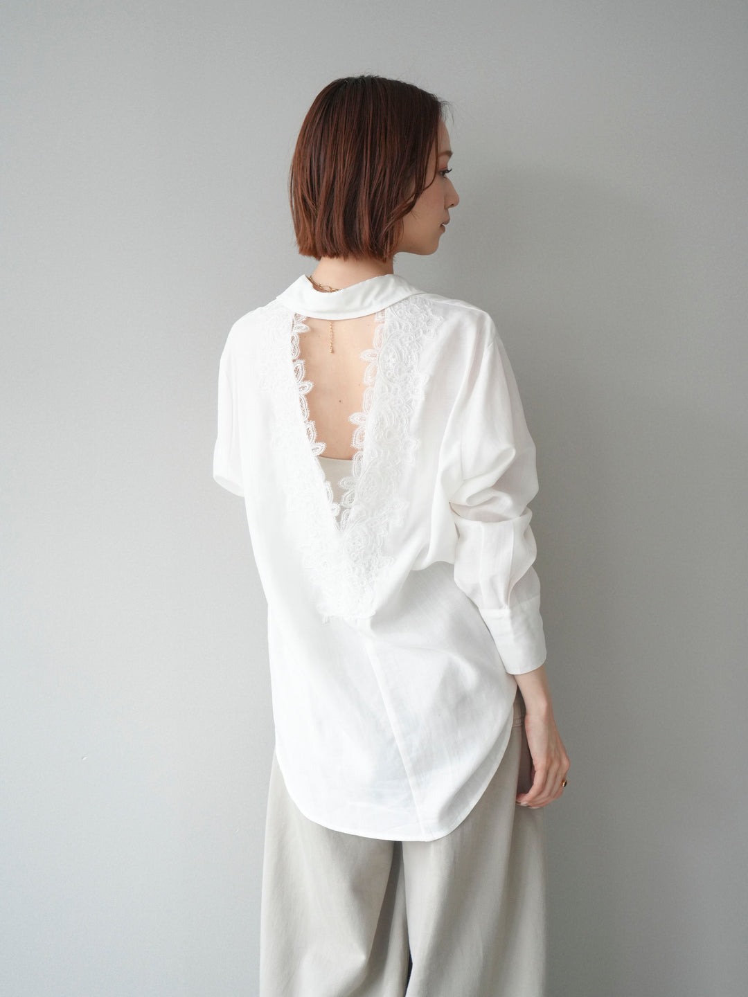 [予約]バックVレースデザインシャツ/offwhite