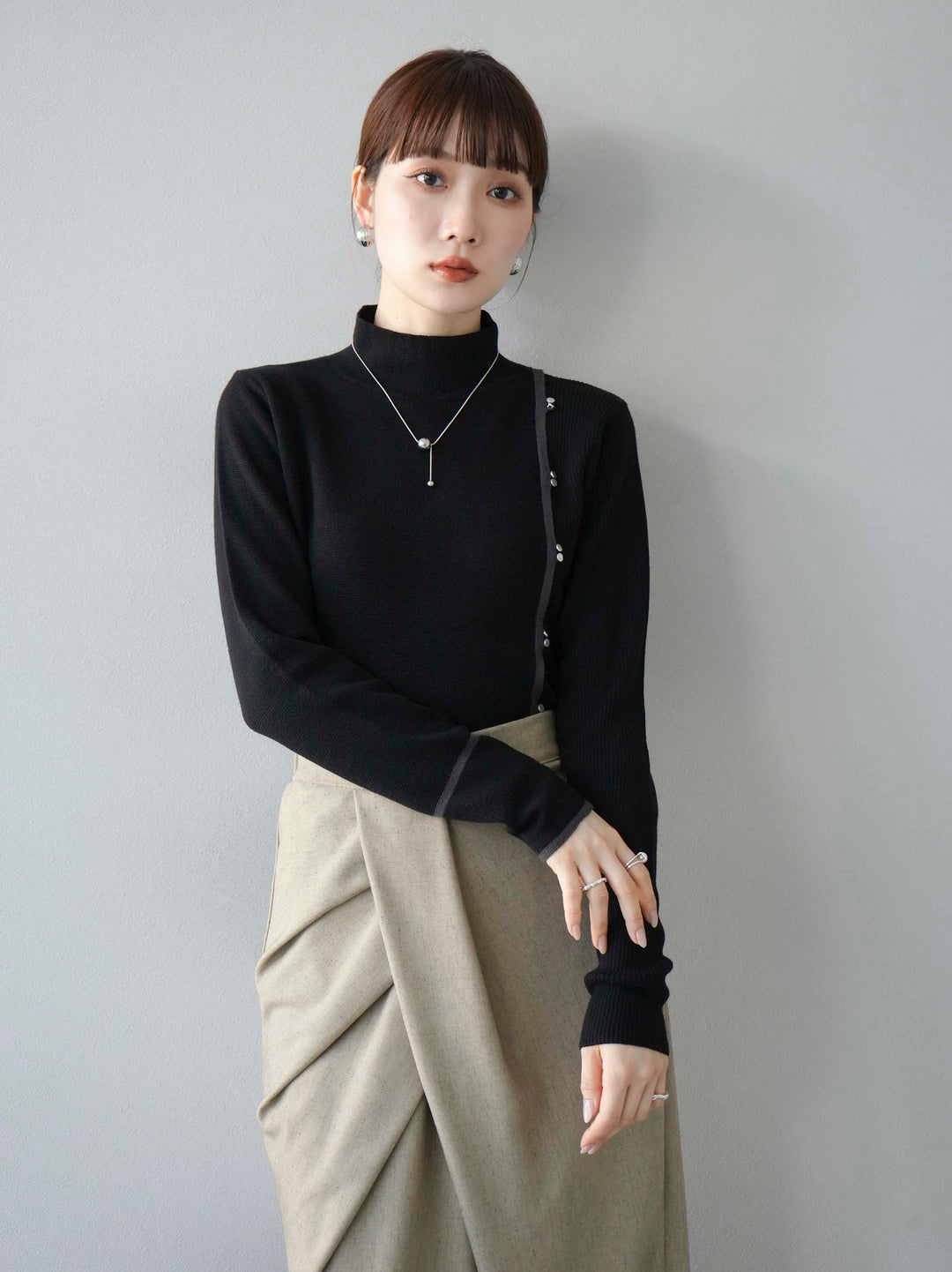 [予約]ボトルネック配色デザインボタンニットトップス/ブラック