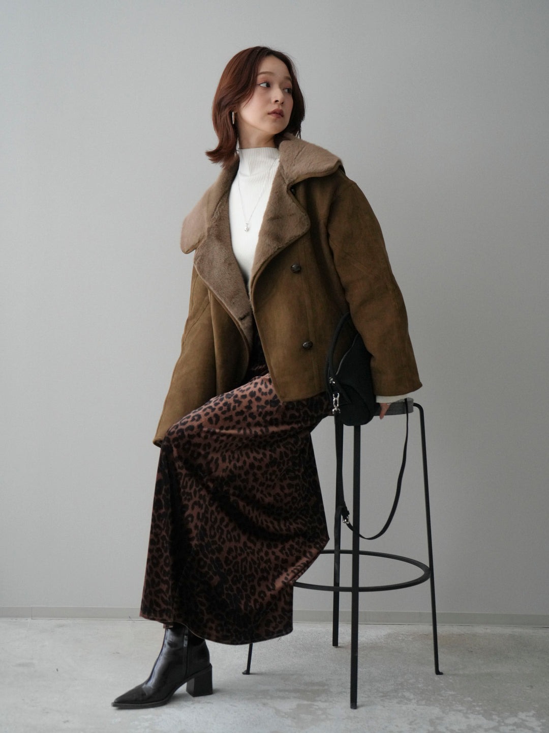 [SET]ムートンショートジャケット+袖ボタンボトルネックリブニットトップス+レオパードベロアナロースカート(3set)