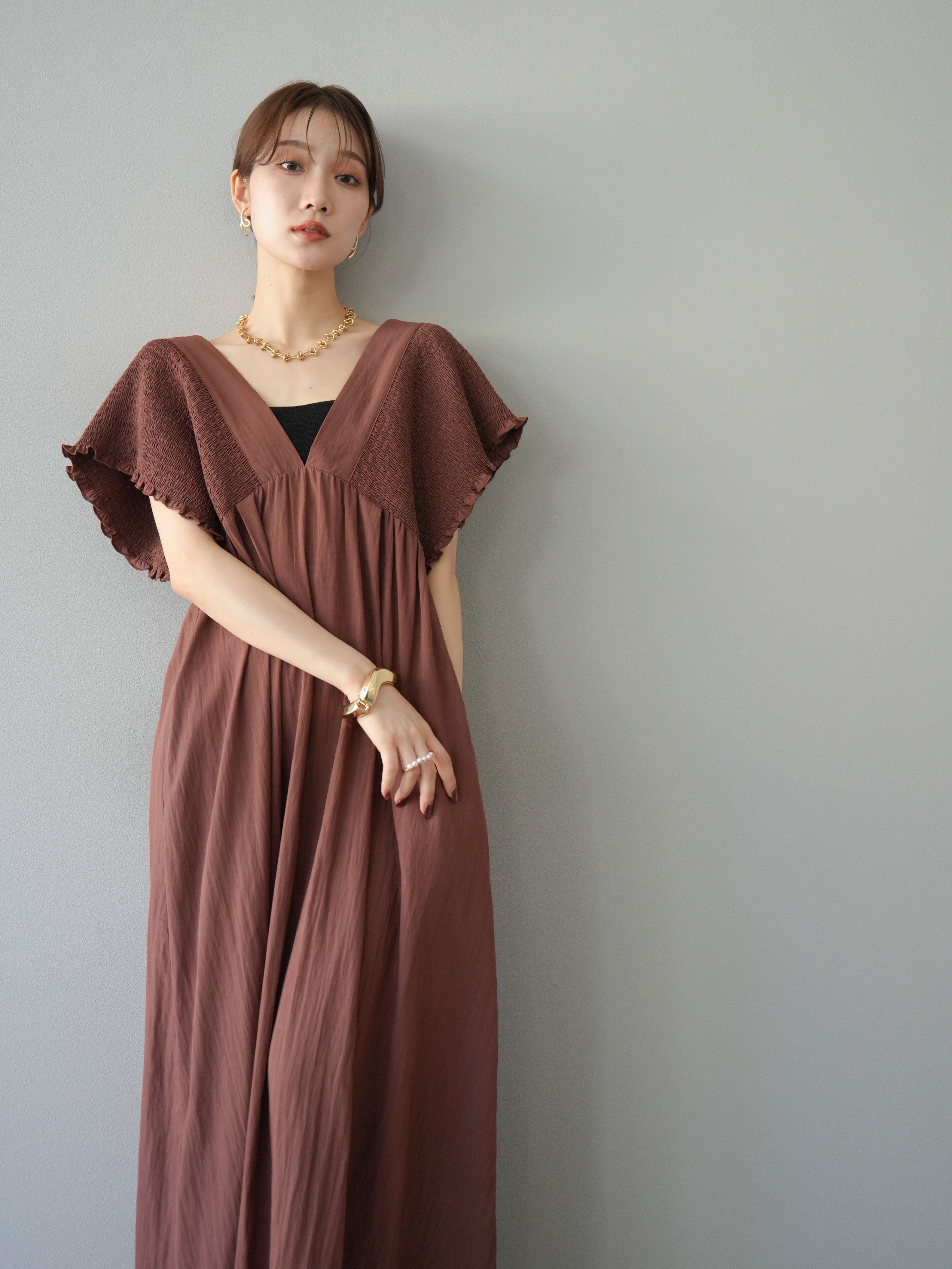 予約]シャーリングVネックワンピース/ブラウン – Lumier