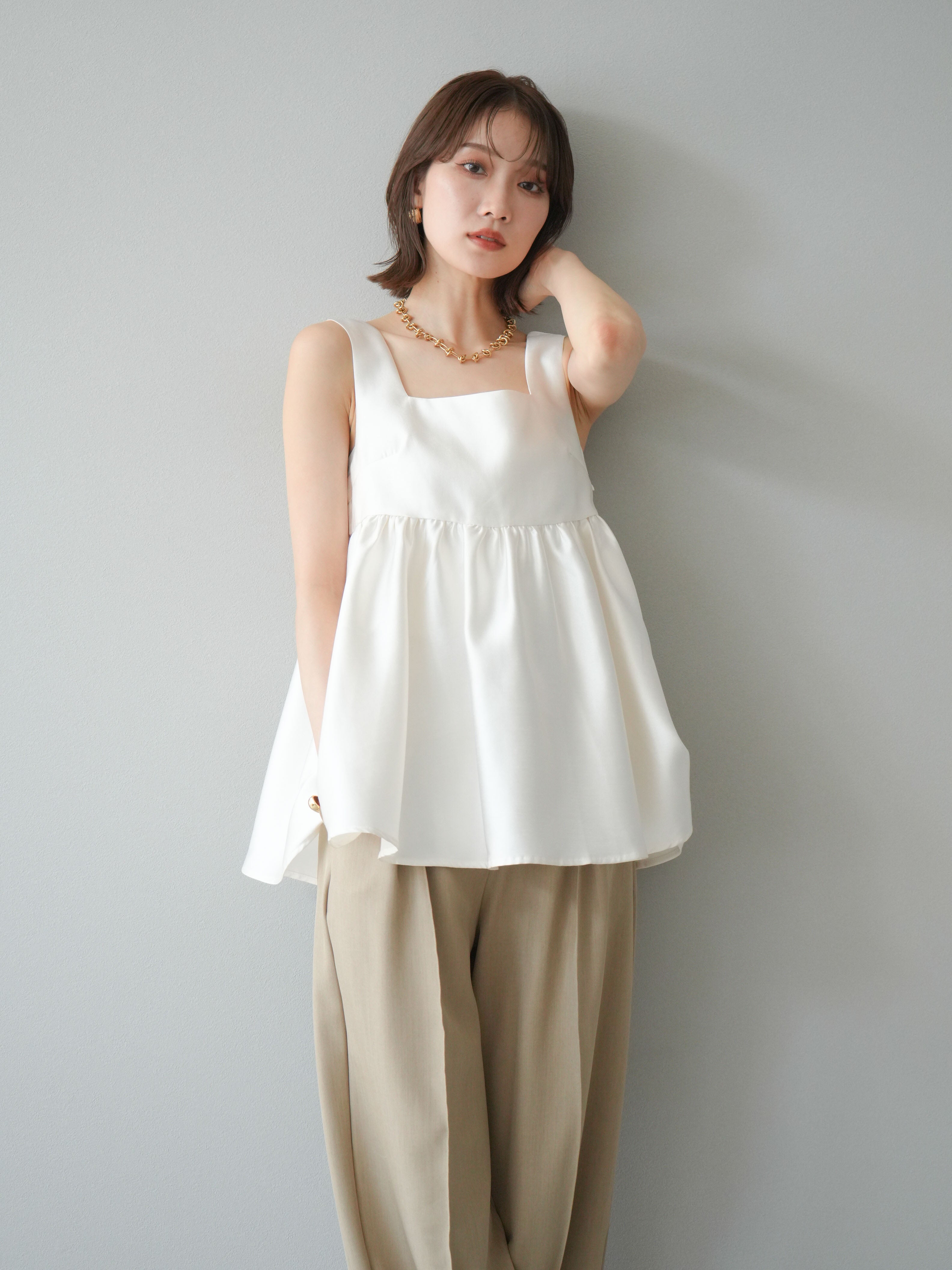予約]サテンフレアノースリーブトップス/アイボリー – Lumier