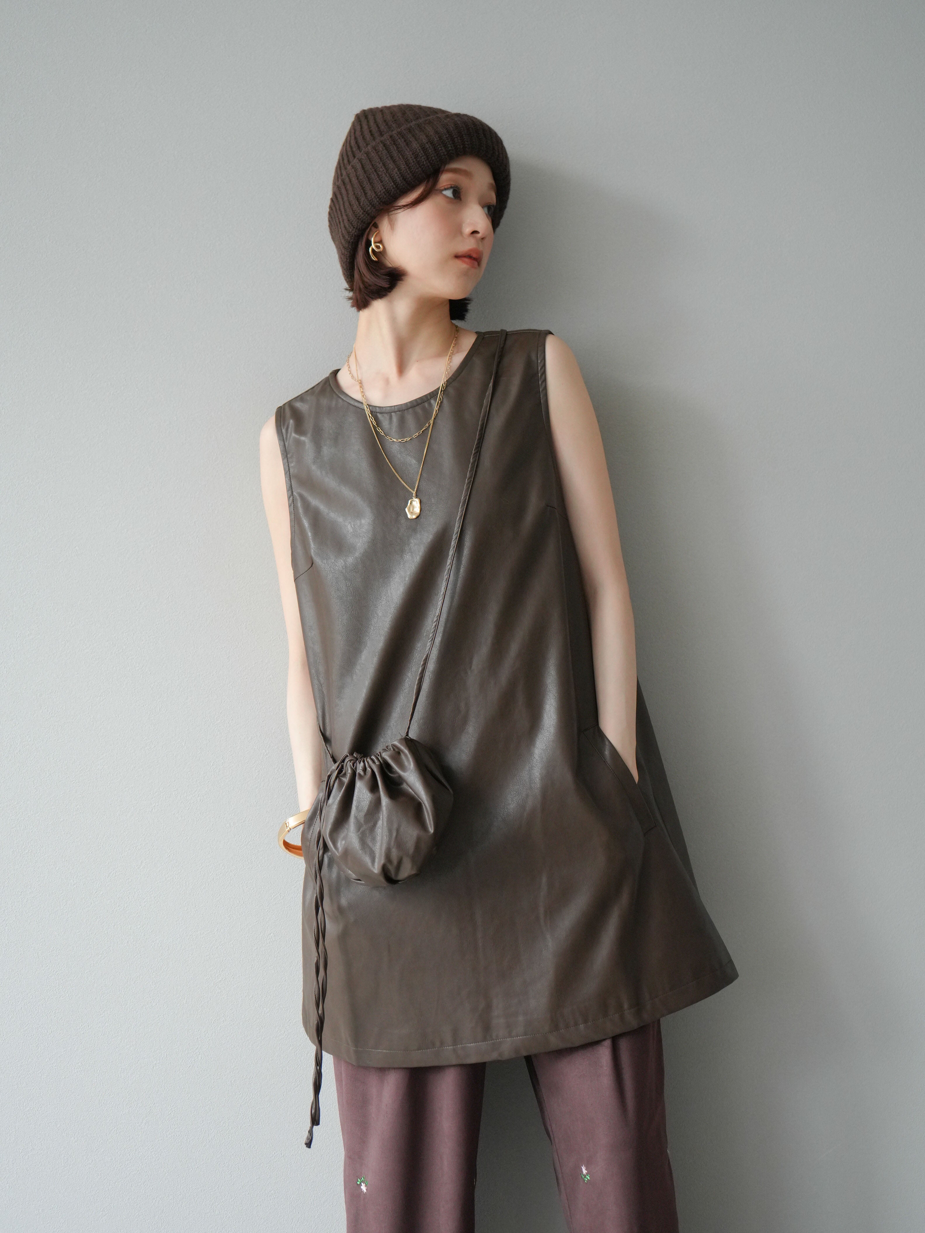 予約]ショルダーポーチ付レザーミニワンピース/ブラウン – Lumier