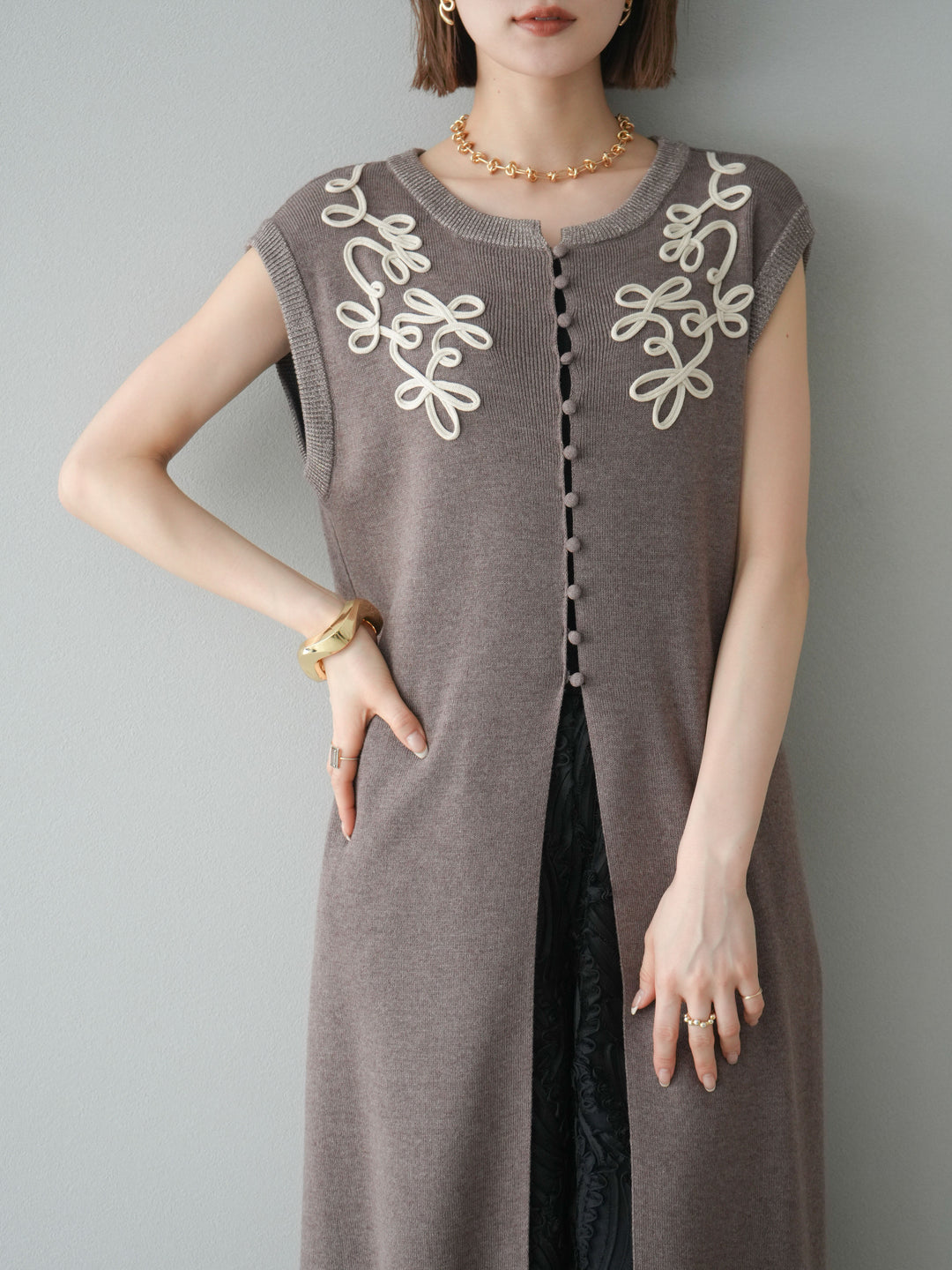 【預購】前開衩繩繡花針織洋裝/摩卡色