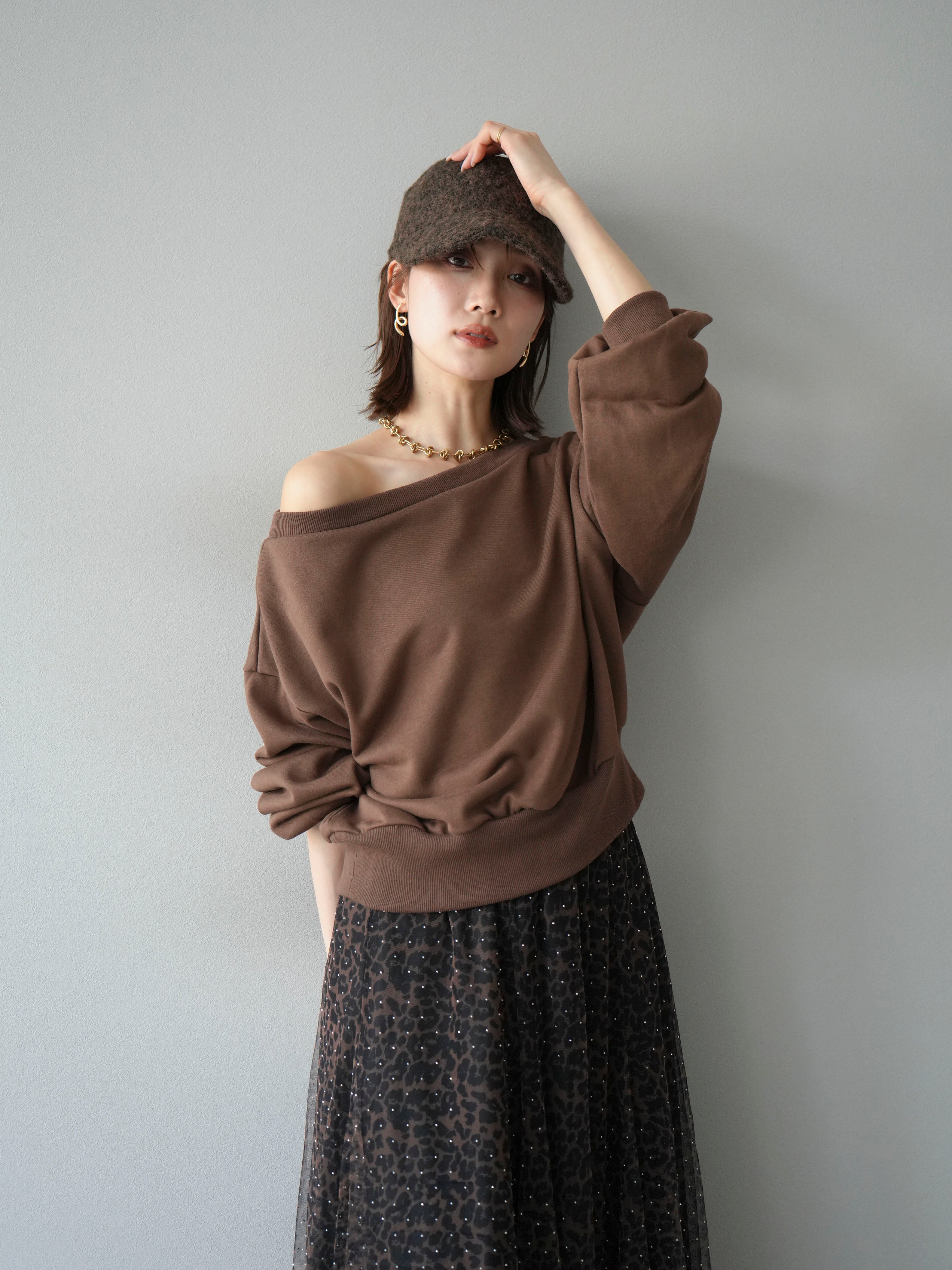 予約]オフショルスウェットプルオーバー/ブラウン – Lumier