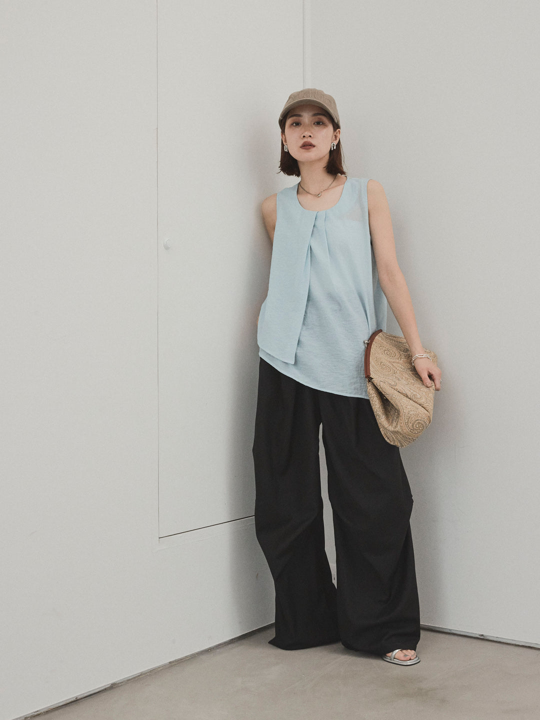 [SET] 透視褶皺不對稱上衣 + 設計環側褶褲 (2 件組)