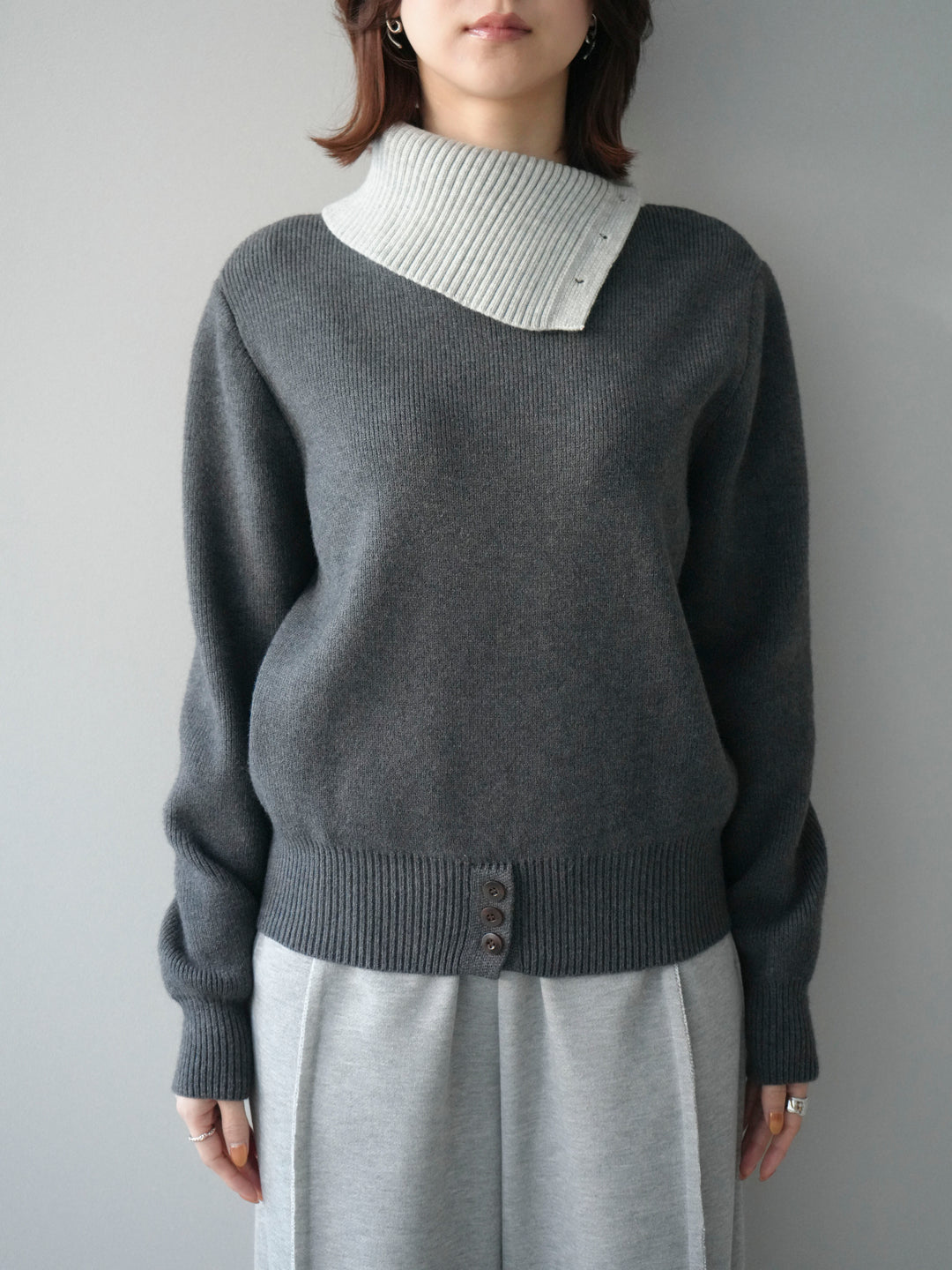 [予約]デザインネックバイカラーニットプルオーバー/charcoal