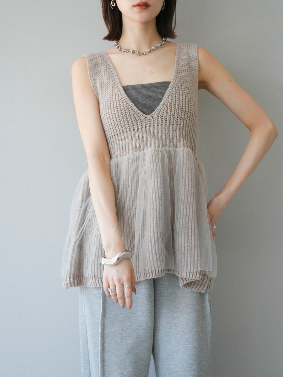 [予約]チュールレイヤードペプラムニットベスト/グレージュ