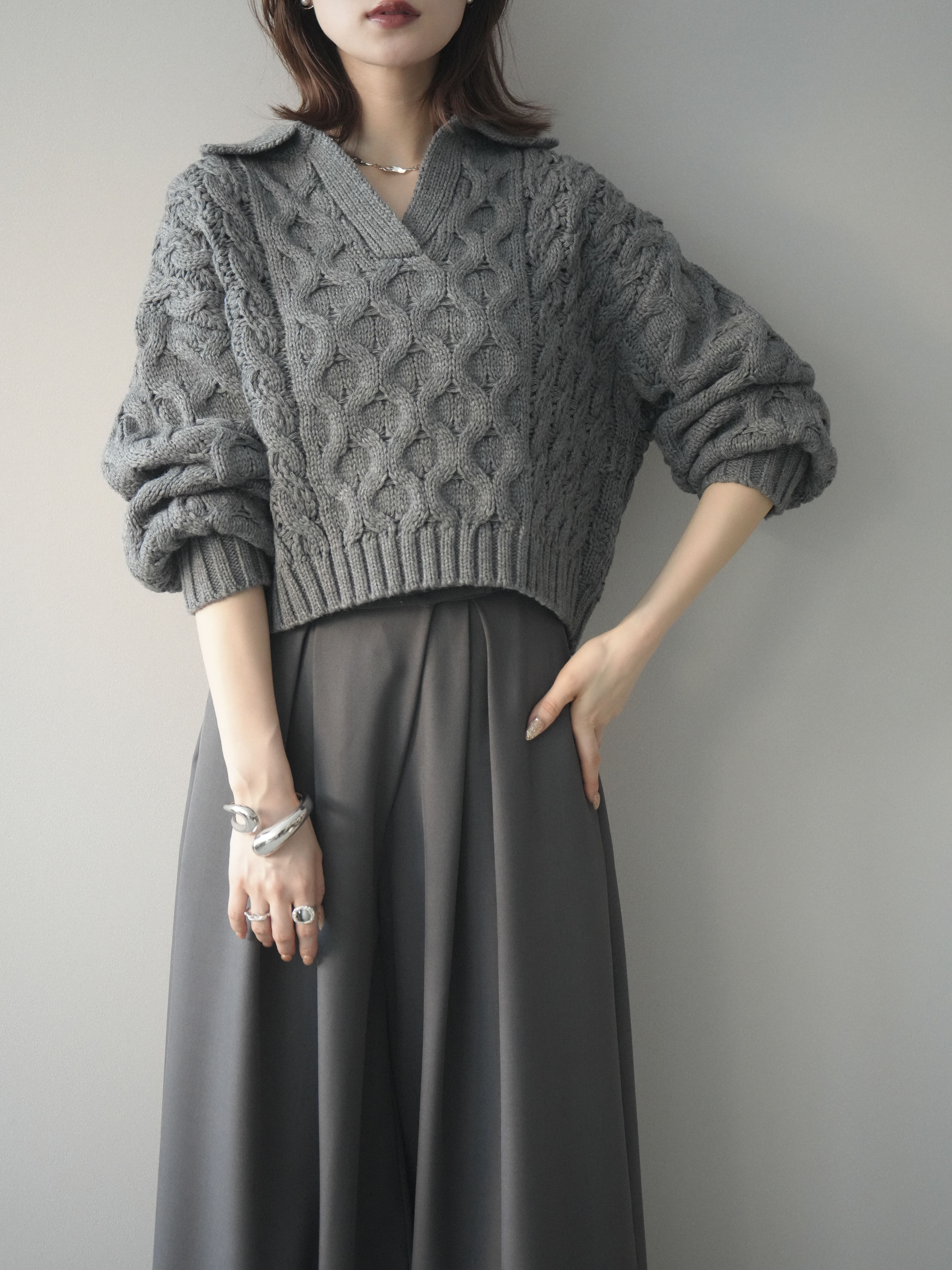 予約]バルキーケーブルクロップド開襟プルオーバー/charcoal – Lumier