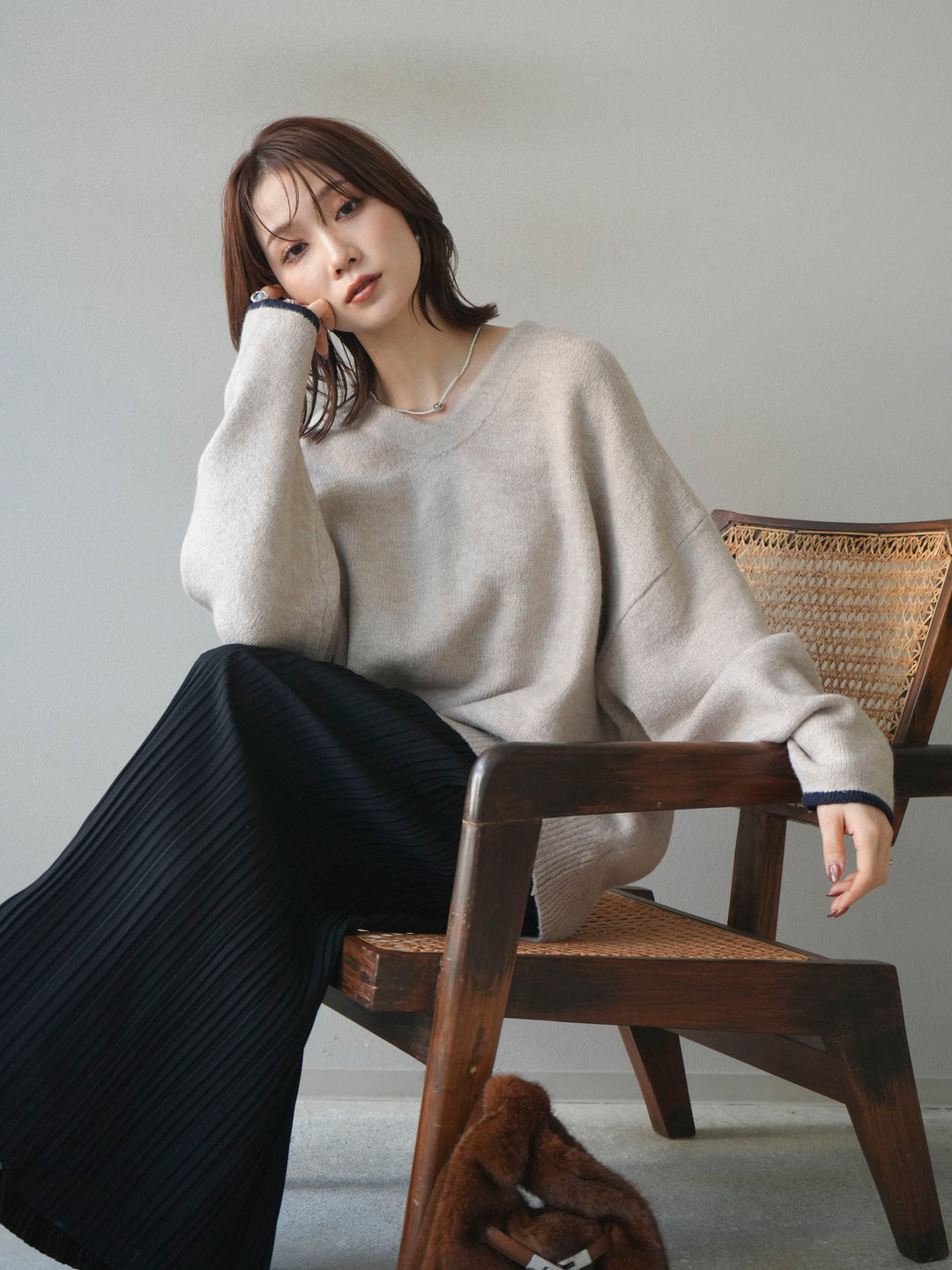 【預購】V領拼色袖針織套頭衫/米色