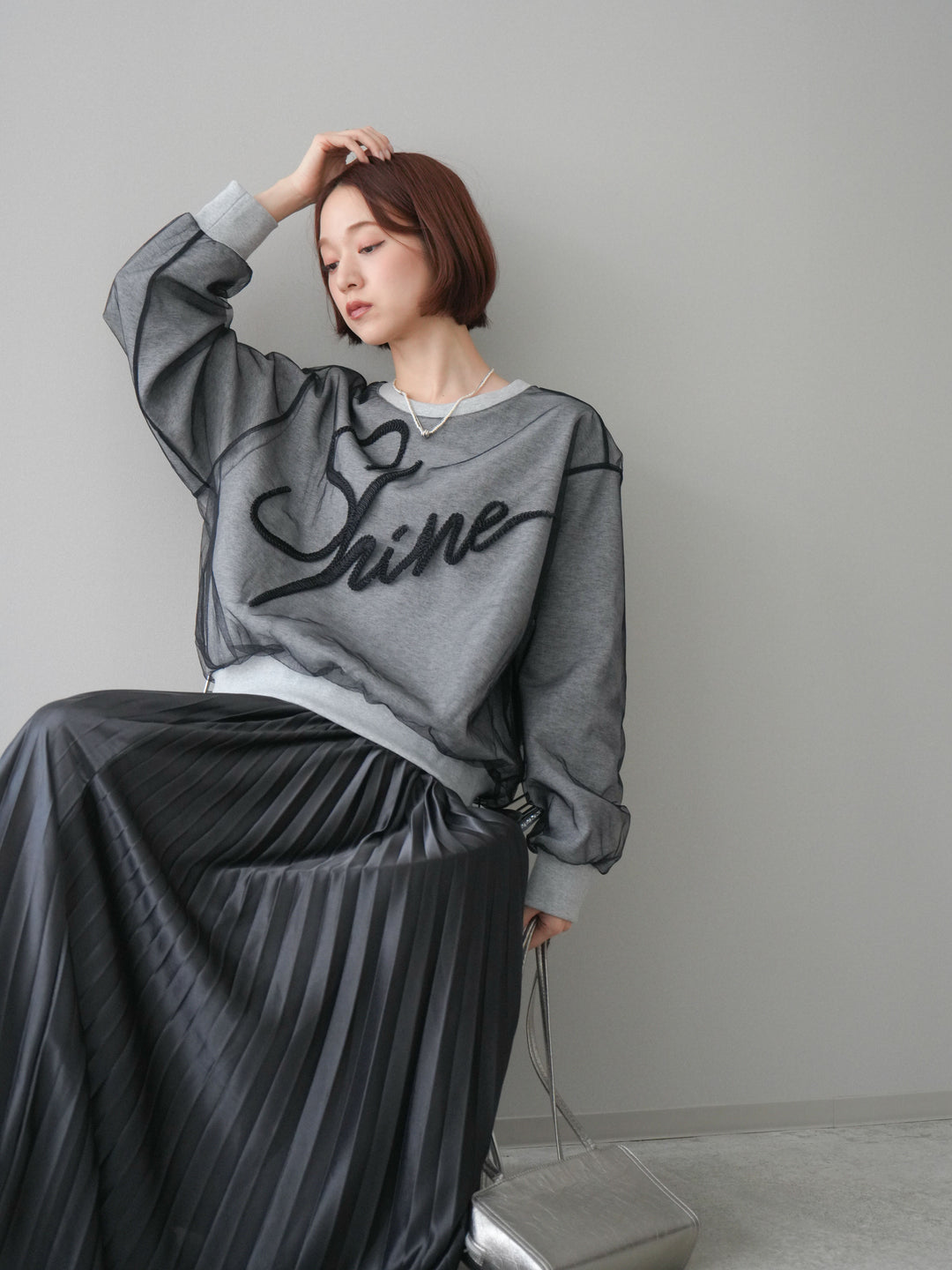 [SET]チュールレイヤードロゴスエットプルオーバー+サテンプリーツマキシスカート(2set)