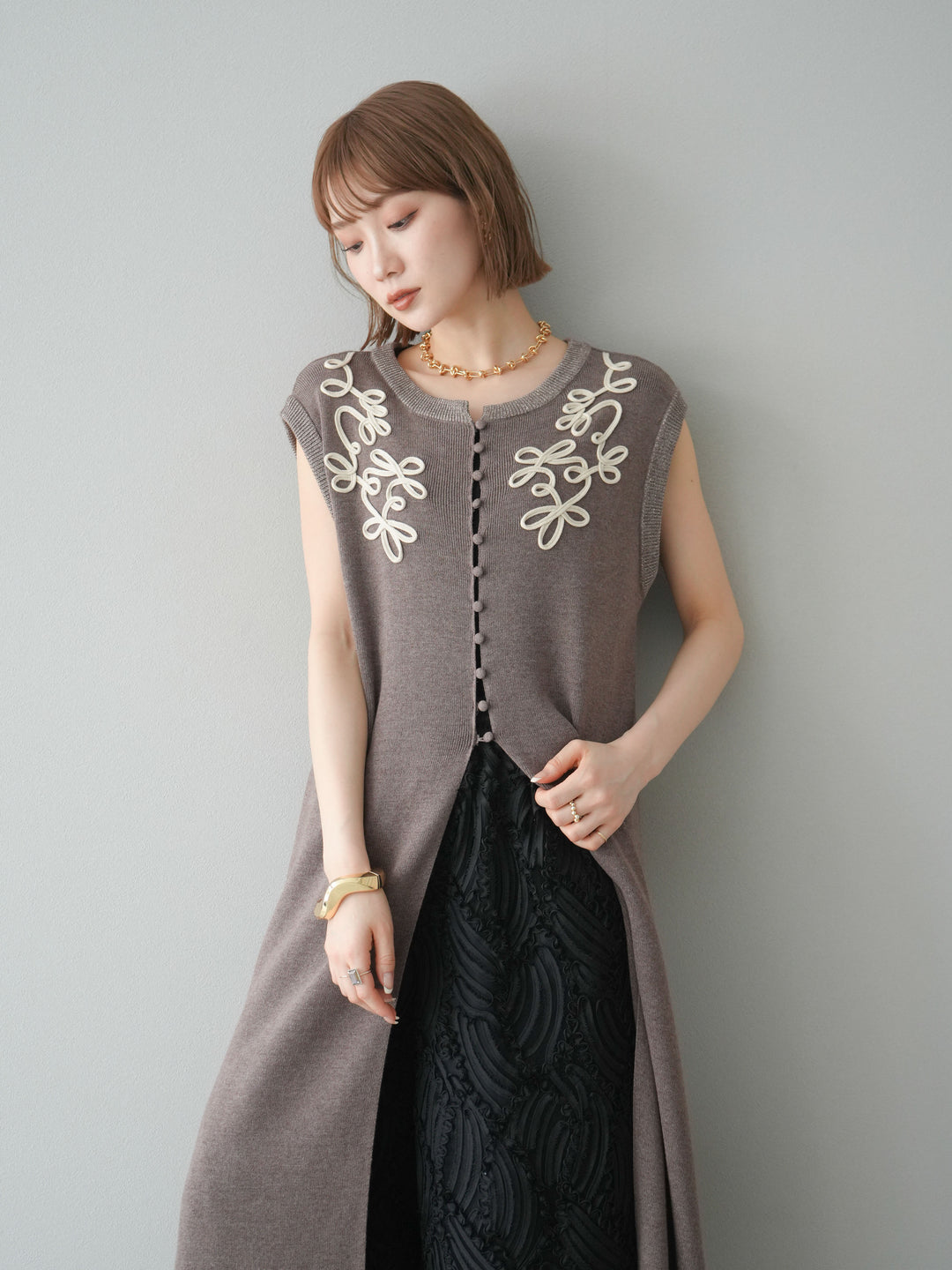 【預購】前開衩繩繡花針織洋裝/摩卡色