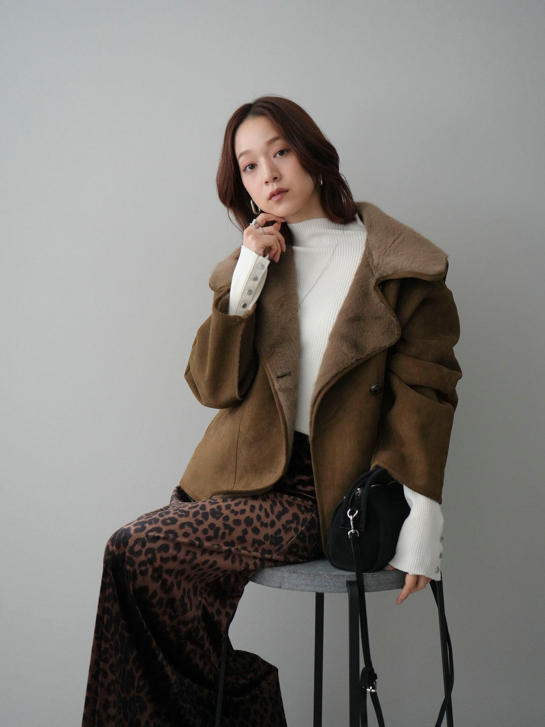 [SET]ムートンショートジャケット+袖ボタンボトルネックリブニットトップス+レオパードベロアナロースカート(3set)