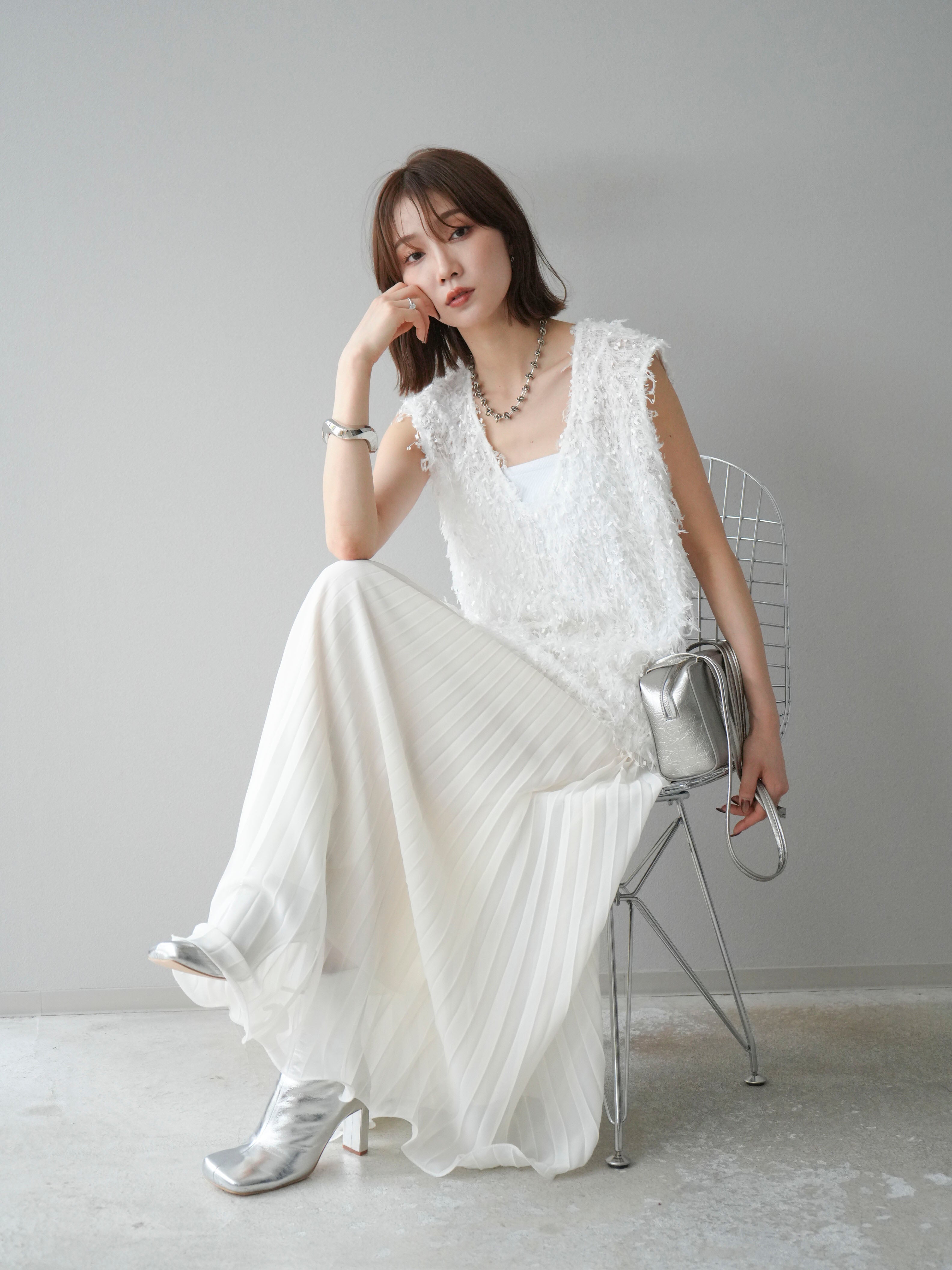 SACRA ホワイト ノースリーブベスト 予約]フェザーVネックベスト/ホワイト – Lumier