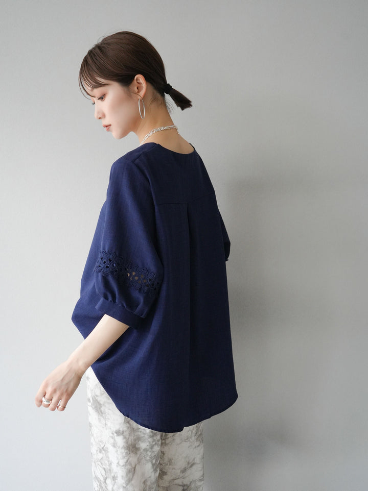 [Pre-order] Linen-touch sleeve cutwork tuck blouse/navy