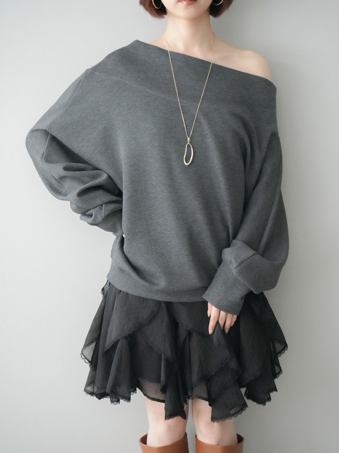 [SET]アシンメトリーオフショルポンチプルオーバー+ラッフルレースミニスカート(2set)