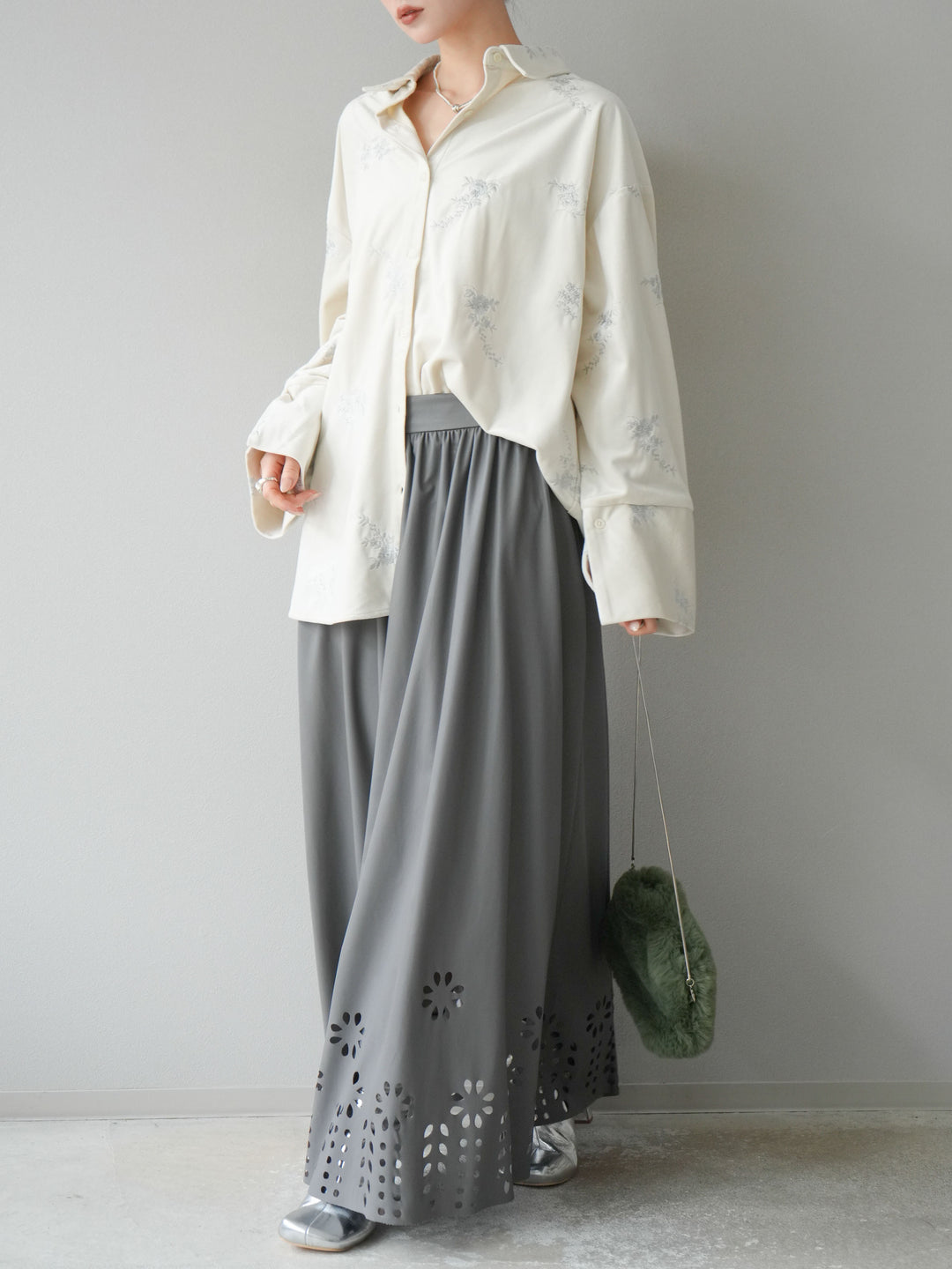 [予約]フラワーパンチングレザースカート/グレー