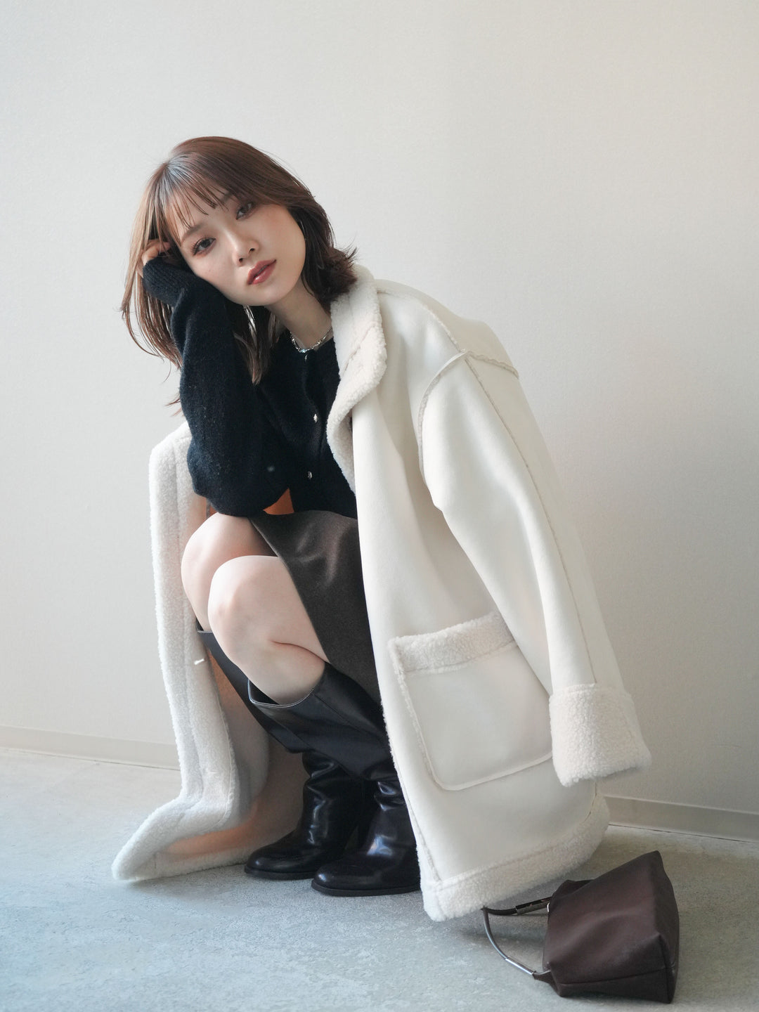 [SET]スタンドネックフェイクムートンミディアムコート+アンティークボタンニットカーディガン+ベルト付きタックミニスカート(3set)