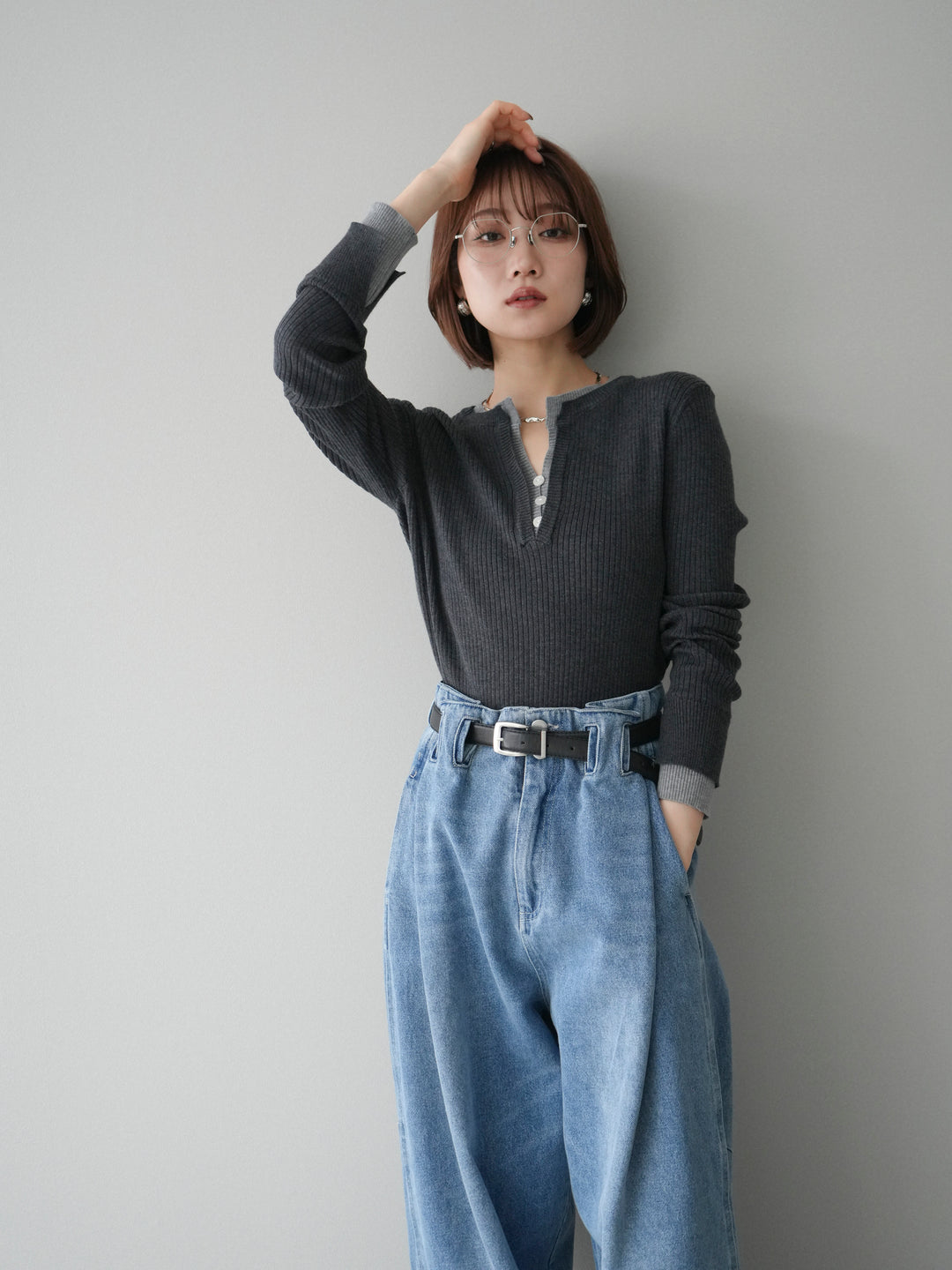 [SET]バイカラーキーネックリブニットトップス+ハイウエストベルトループデザインデニムパンツ(2set)