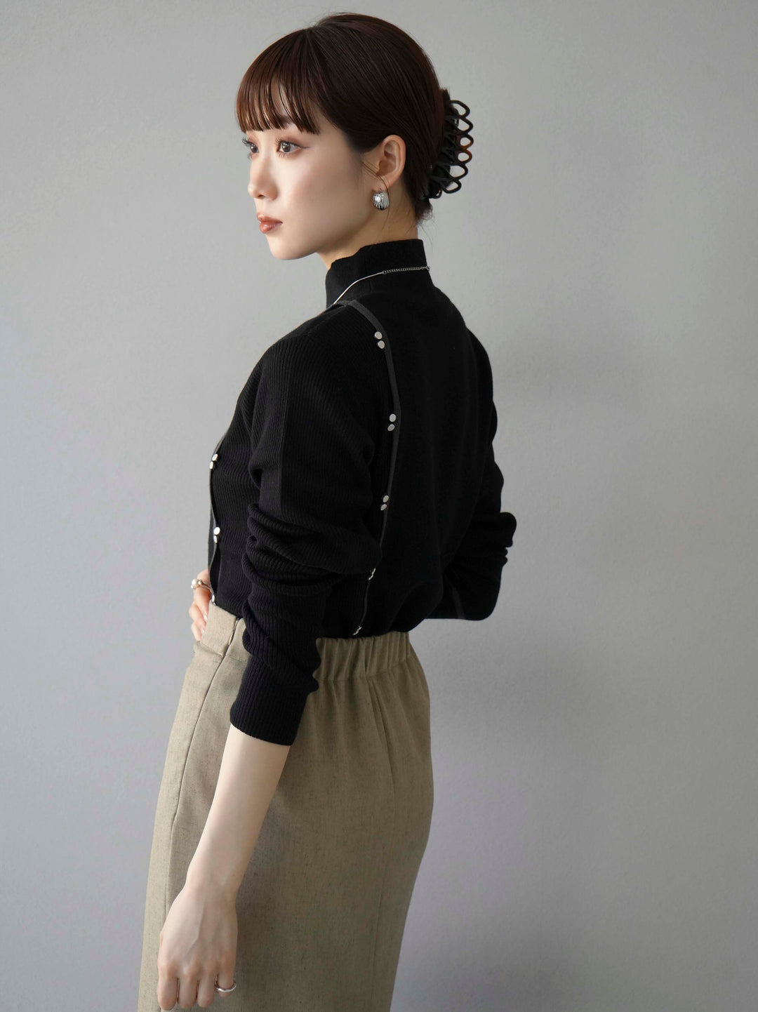 [予約]ボトルネック配色デザインボタンニットトップス/ブラック