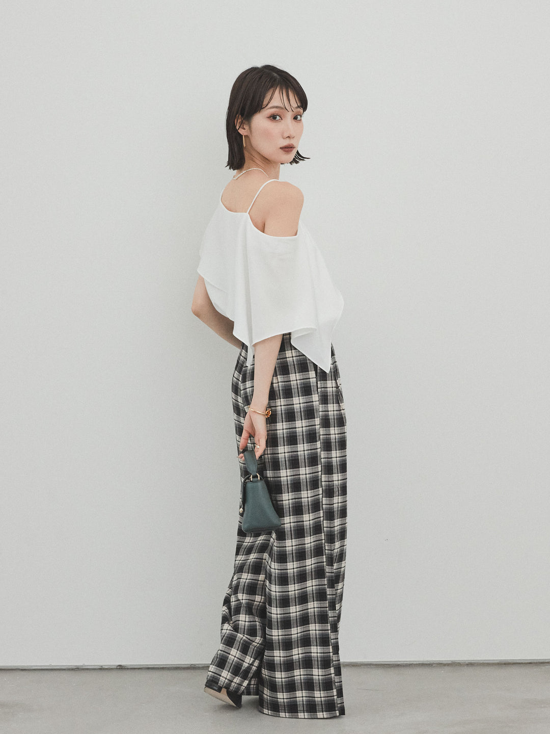 [SET]ワンショルラッフルブラウス+チェック柄ワイドパンツ(2set)
