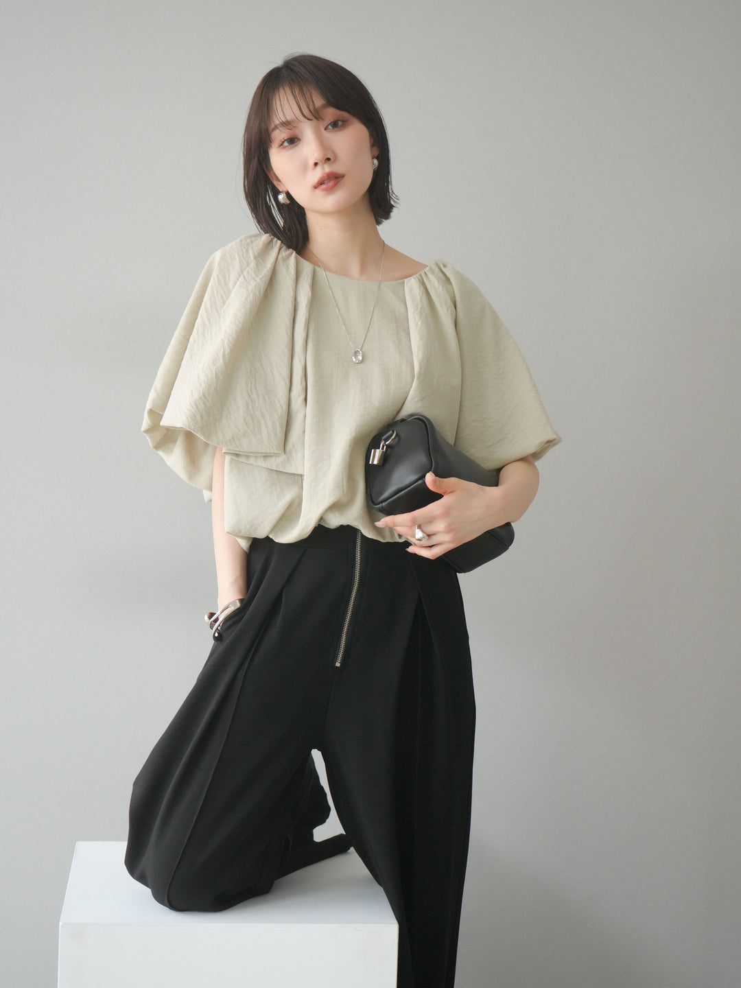 [SET] 燈籠袖褶襉設計上衣 + 拉鍊褶襉寬褲 (2 套)