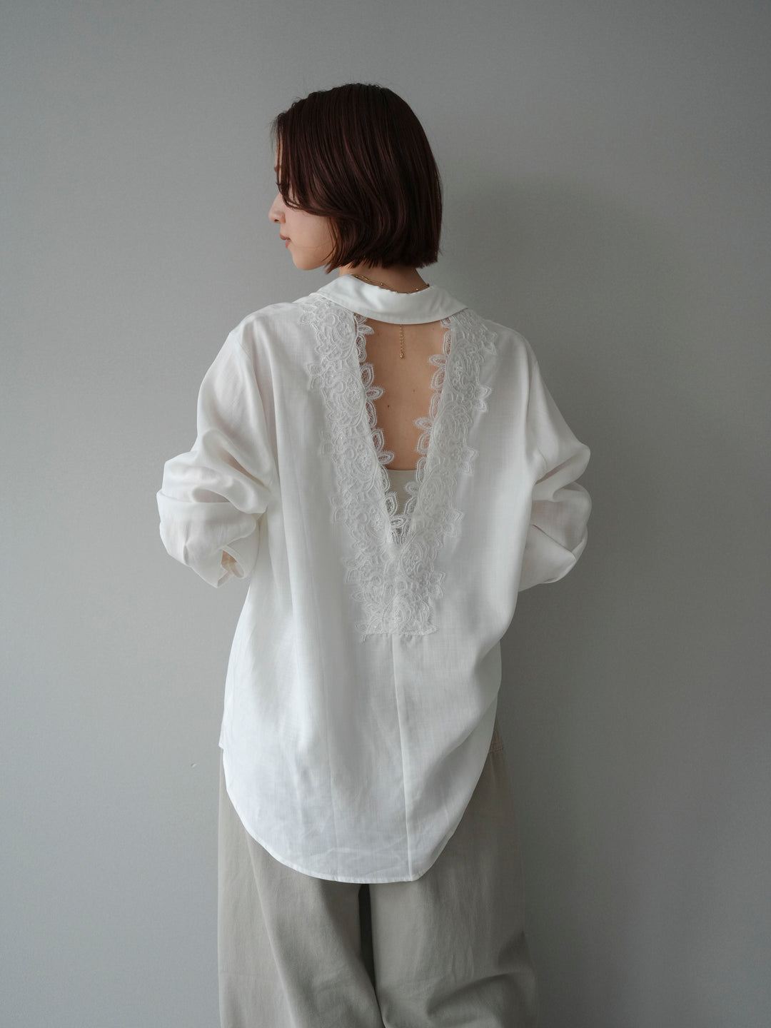 [予約]バックVレースデザインシャツ/offwhite