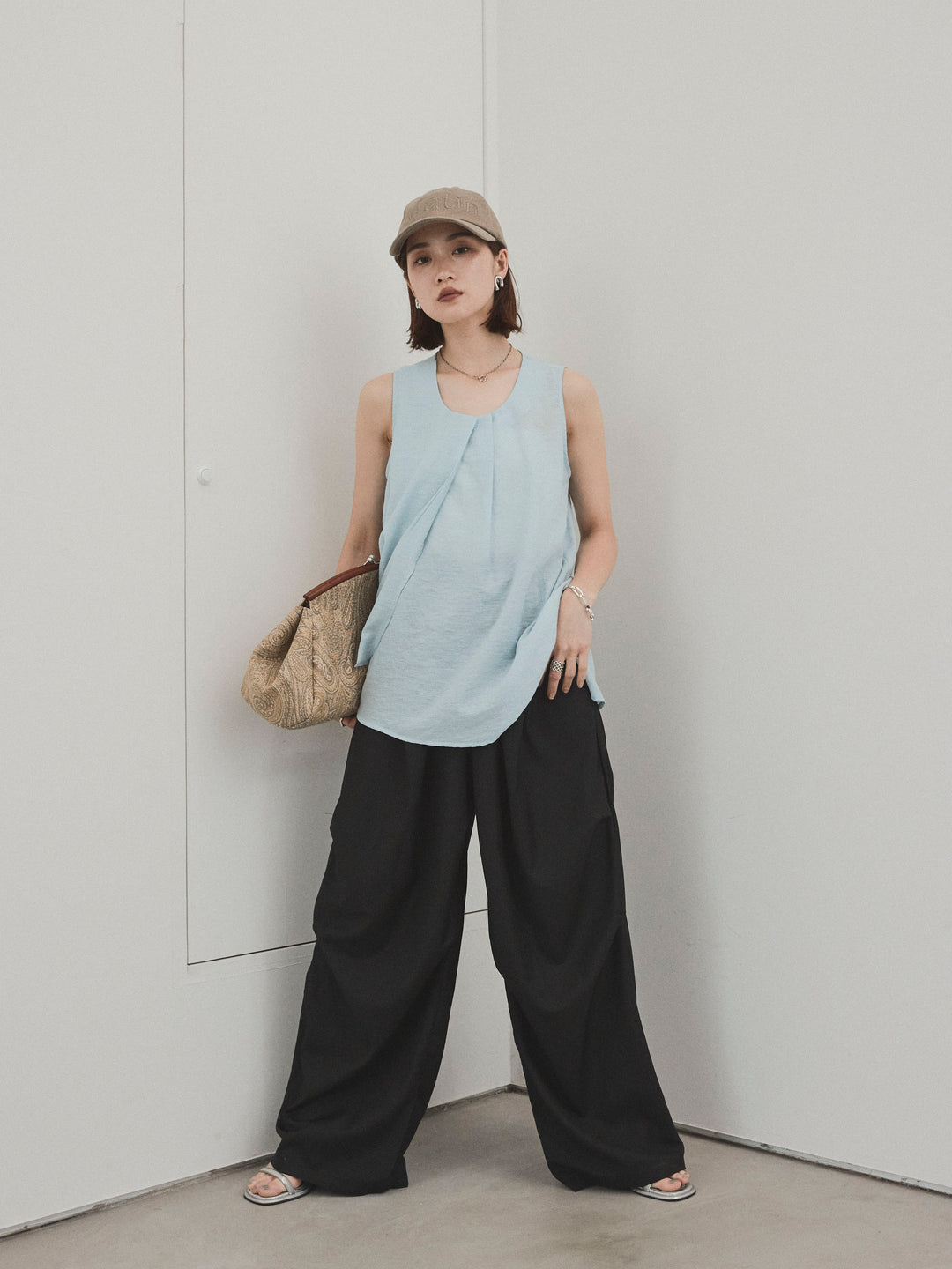 [SET] 透視褶皺不對稱上衣 + 設計環側褶褲 (2 件組)