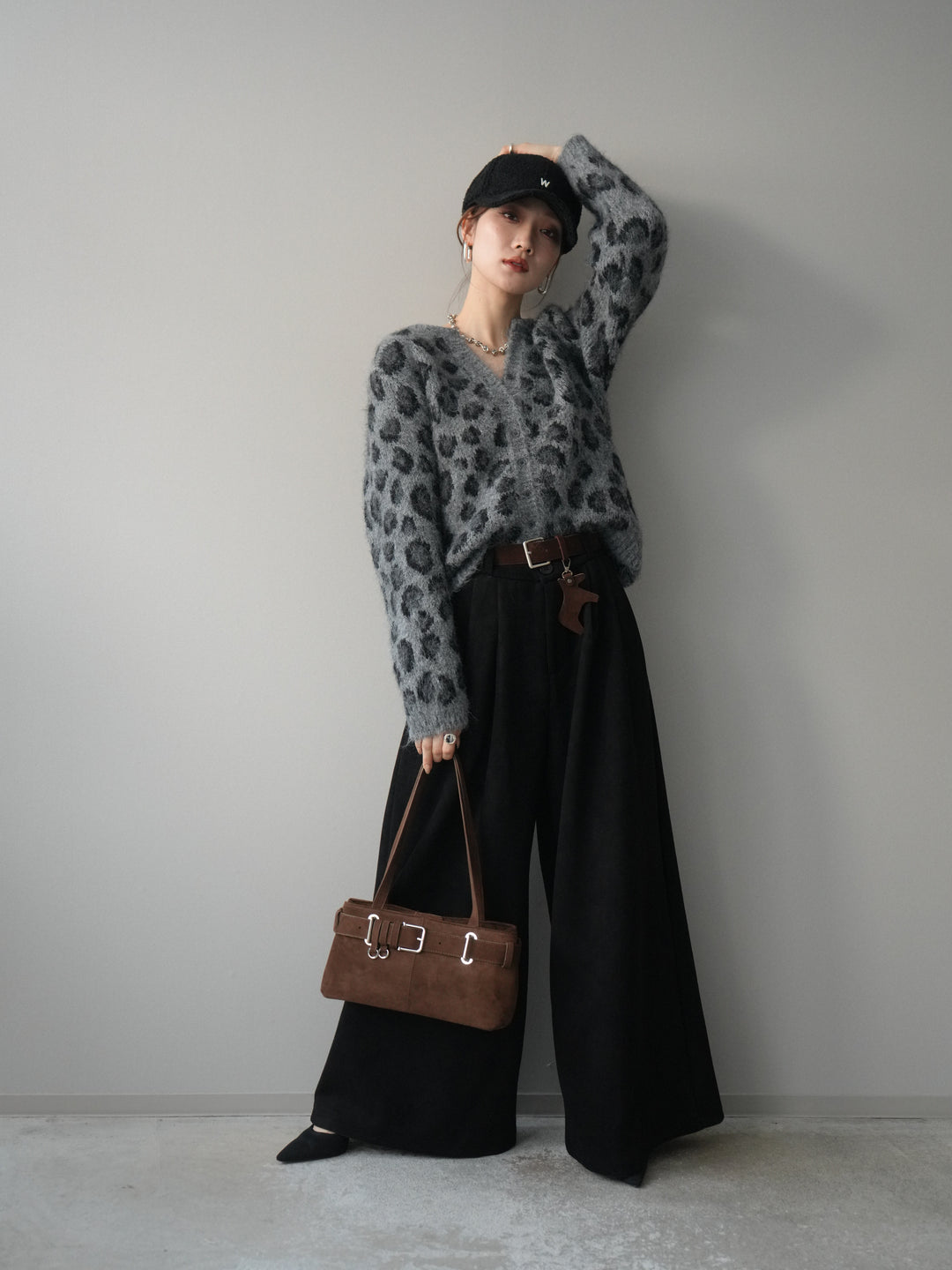 [予約]モチーフベルト付スエードタックワイドパンツ/black