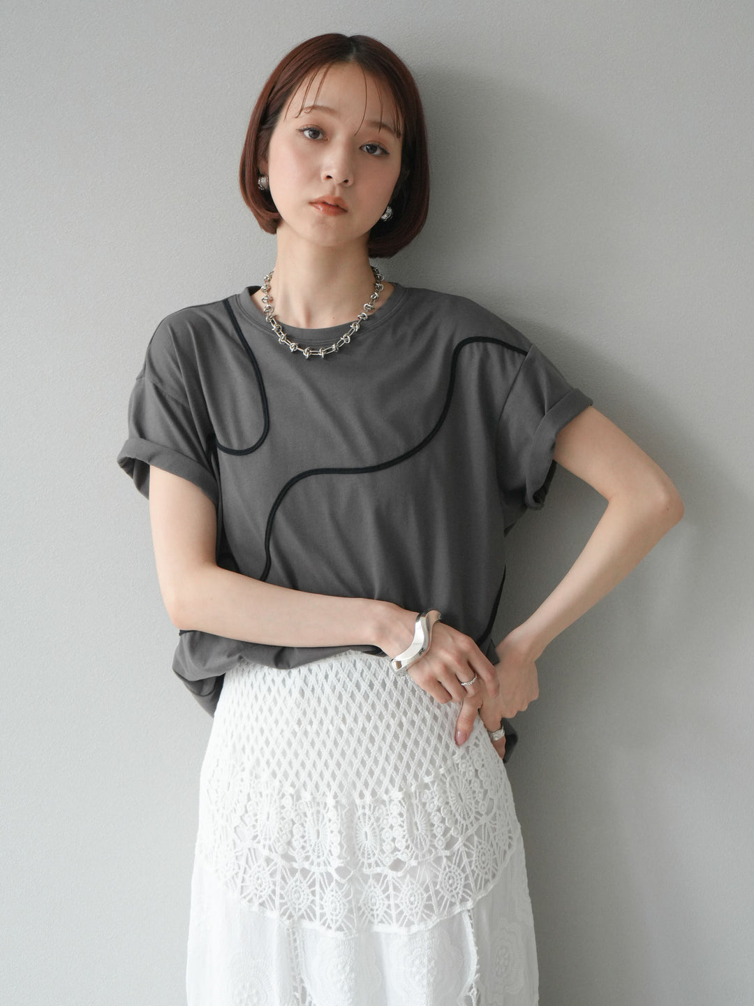 [予約]コード刺繍ルーズTシャツ/チャコール