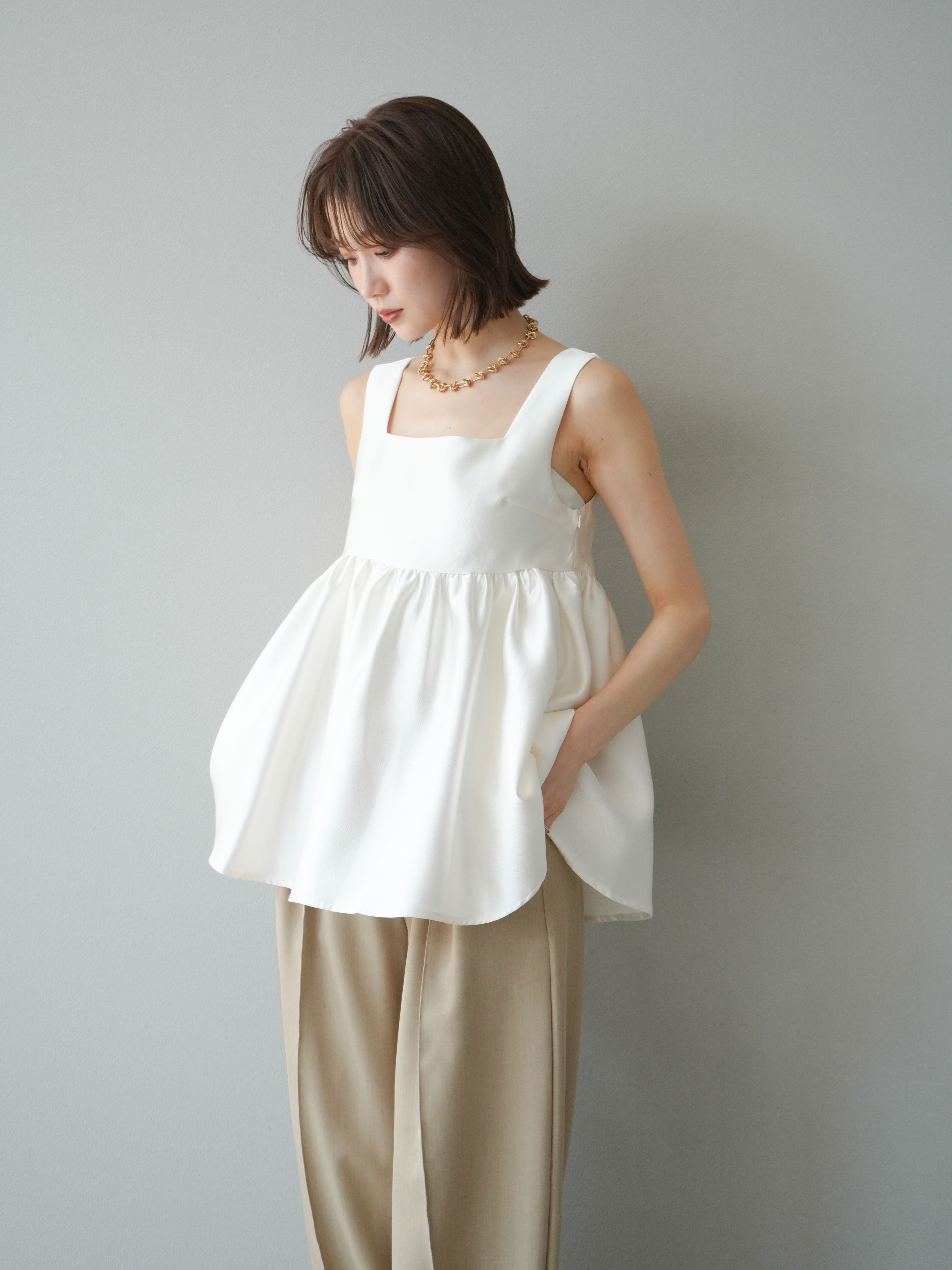 予約]サテンフレアノースリーブトップス/アイボリー – Lumier