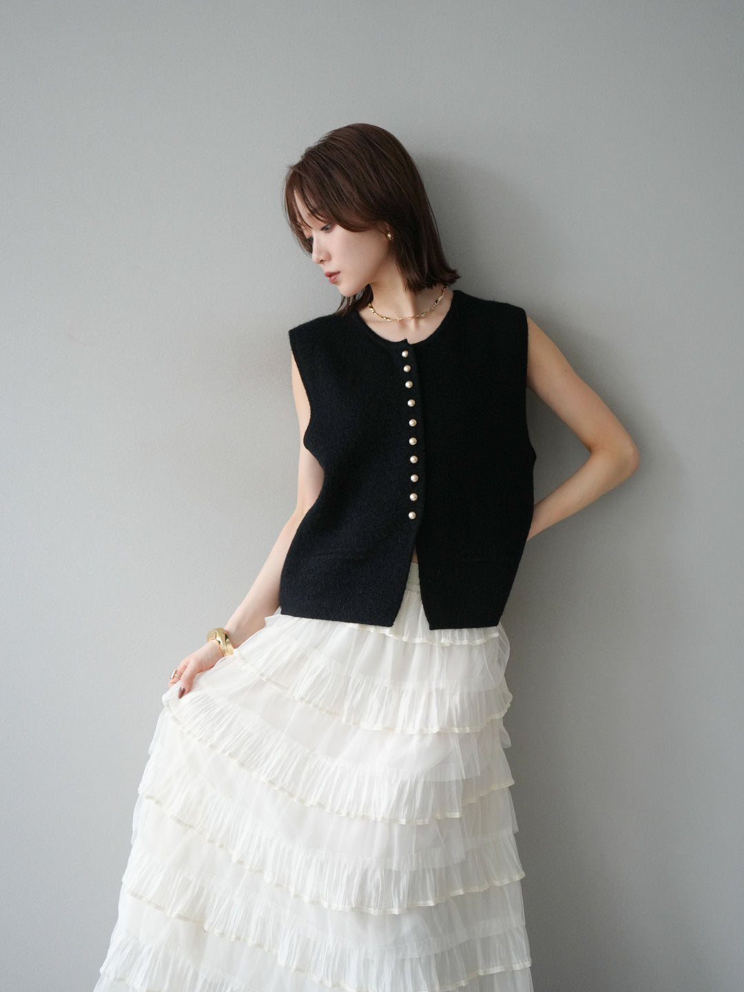 [予約]ゴールドボタンコンパクトニットベスト/ブラック