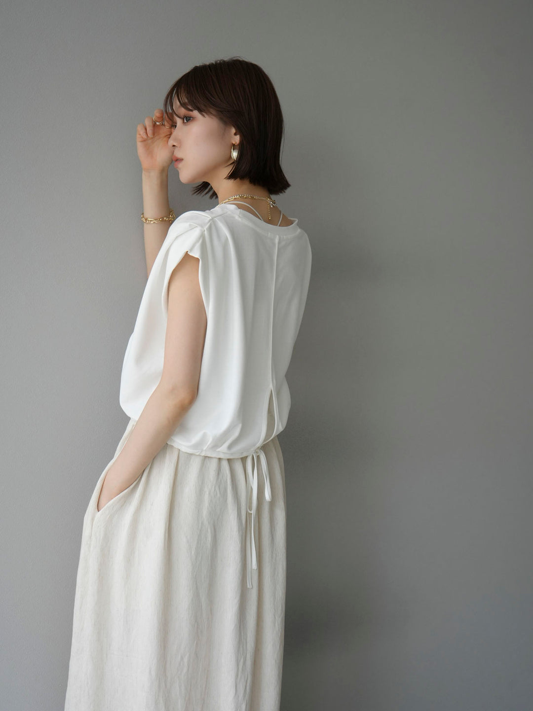 [Pre-order] Tuck shoulder hem drawstring ribbon top/white