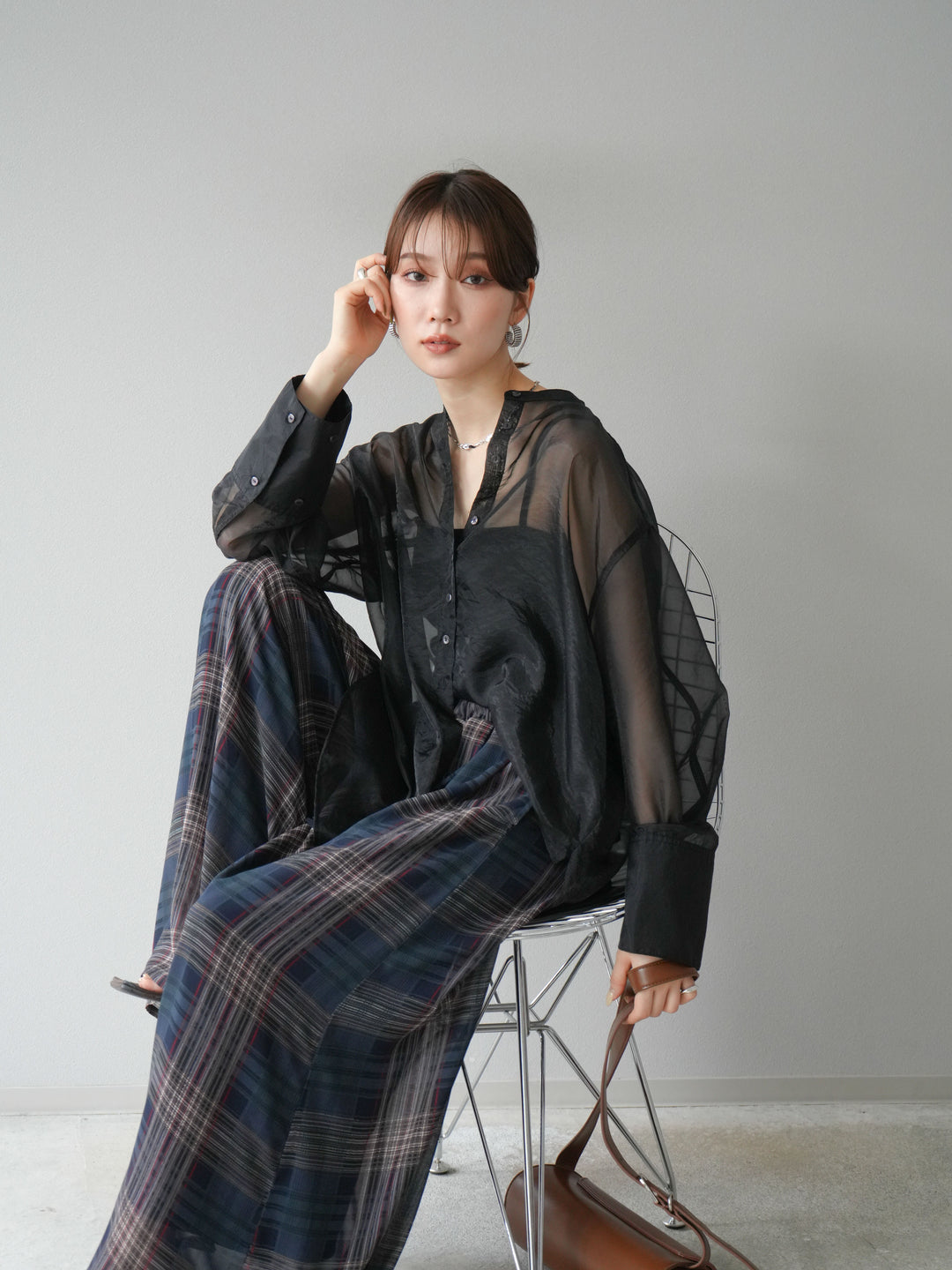 [SET] 亮面透視立領襯衫 + 透視格紋寬鬆褲 (2 件套)