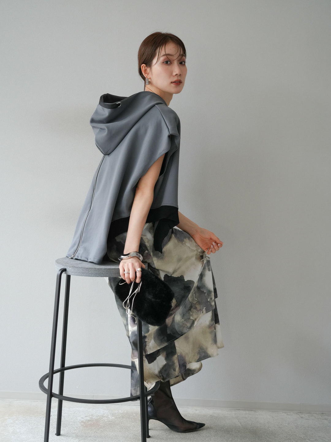 [SET]アシンメトリードルマンバックZIPフーディー+ニュアンスサテンフリルスカート(2set)