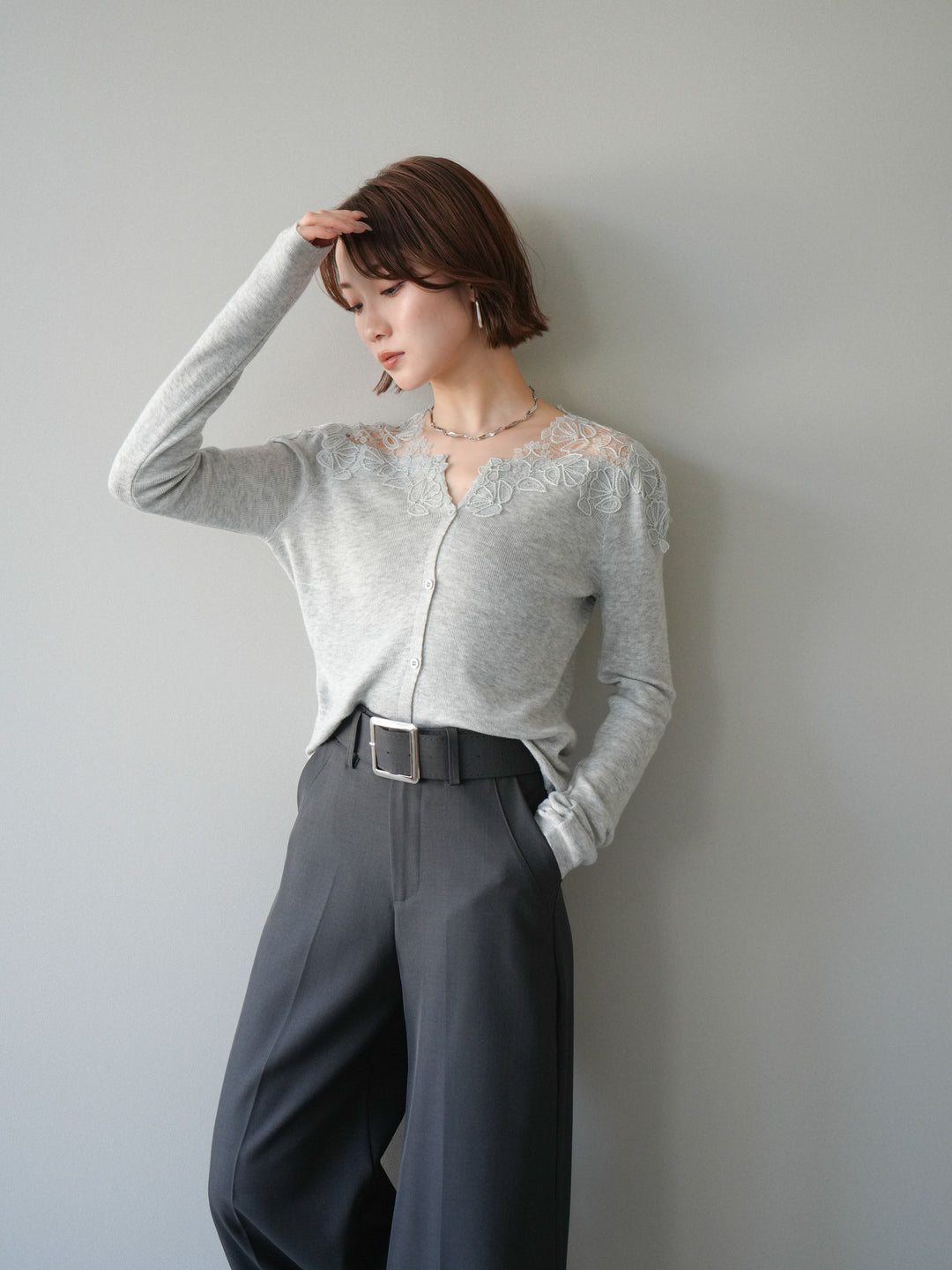 【套裝】肩部蕾絲針織開襟衫+銀色搭扣垂褶闊腿褲（兩件套）