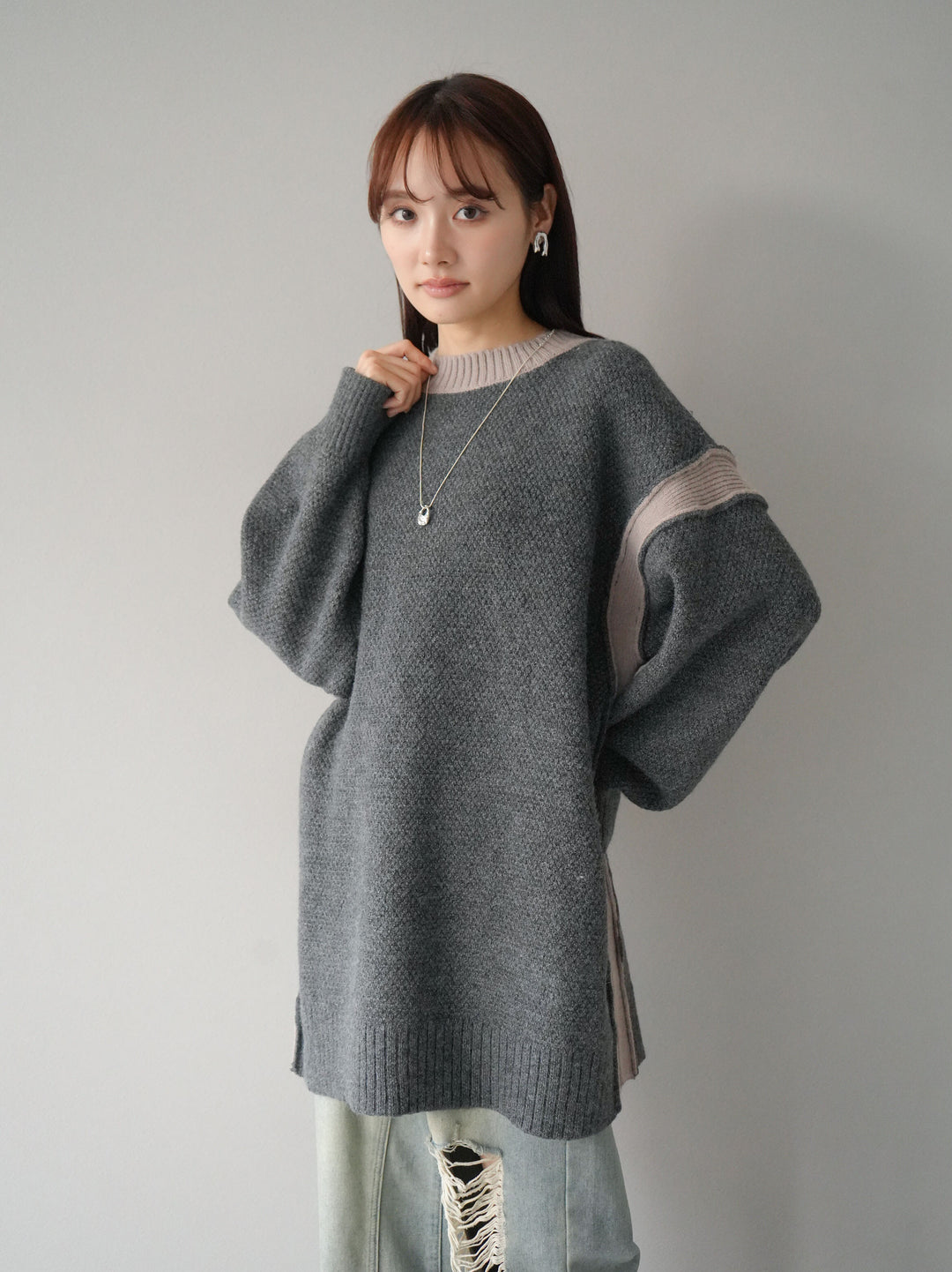 【預訂】側開衩拼色針織套頭衫/炭灰