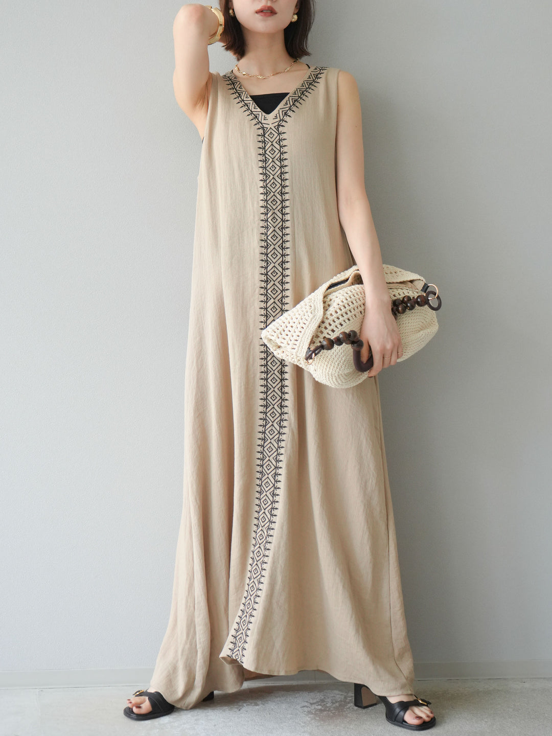 【預購】刺繡V領洋裝/米色