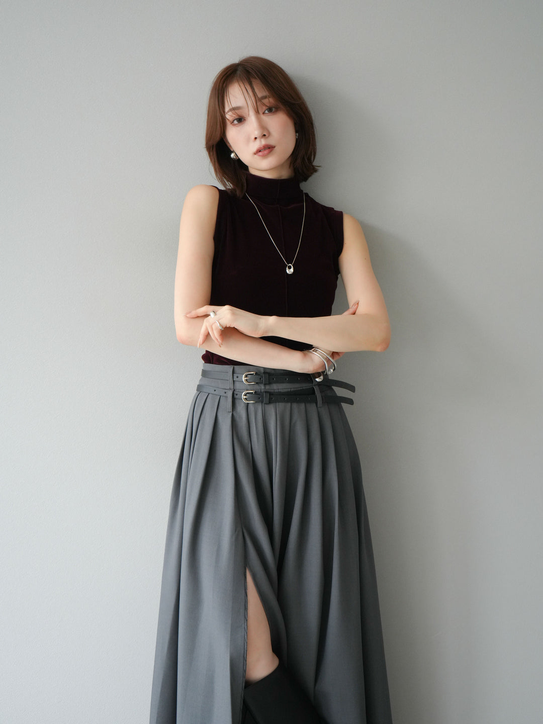 [SET]シアーベロアプチネックノースリーブトップス+エステルプリーツスリットスカート(2set)