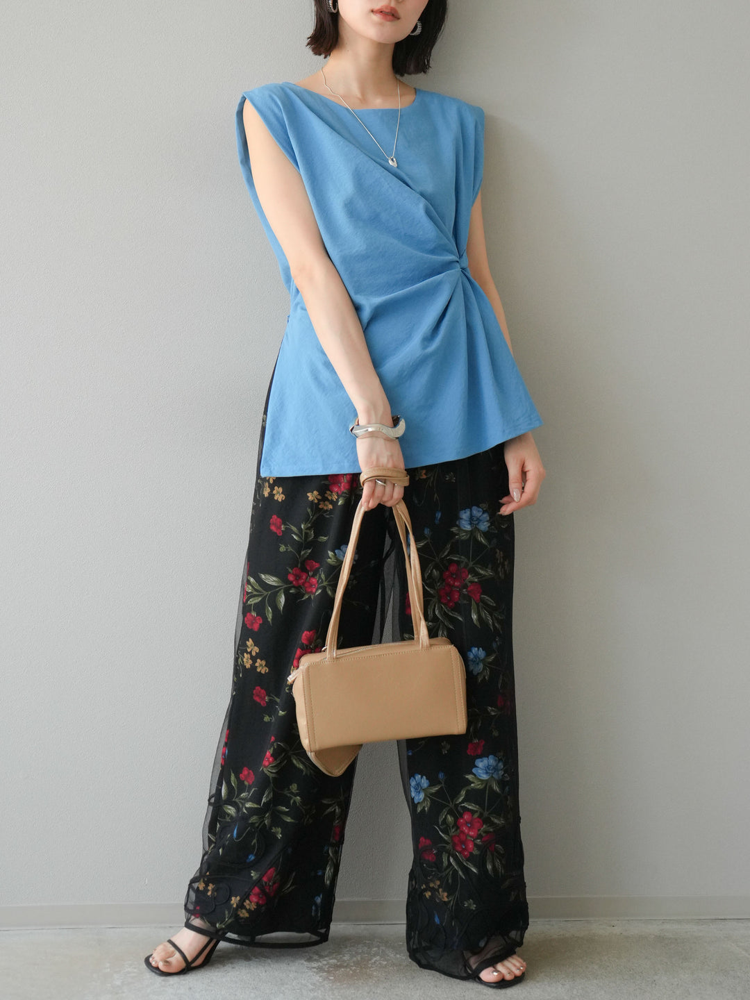 [SET] 側扭法式上衣+植物圖案休閒褲+繩繡薄紗疊穿褲（3件套裝）