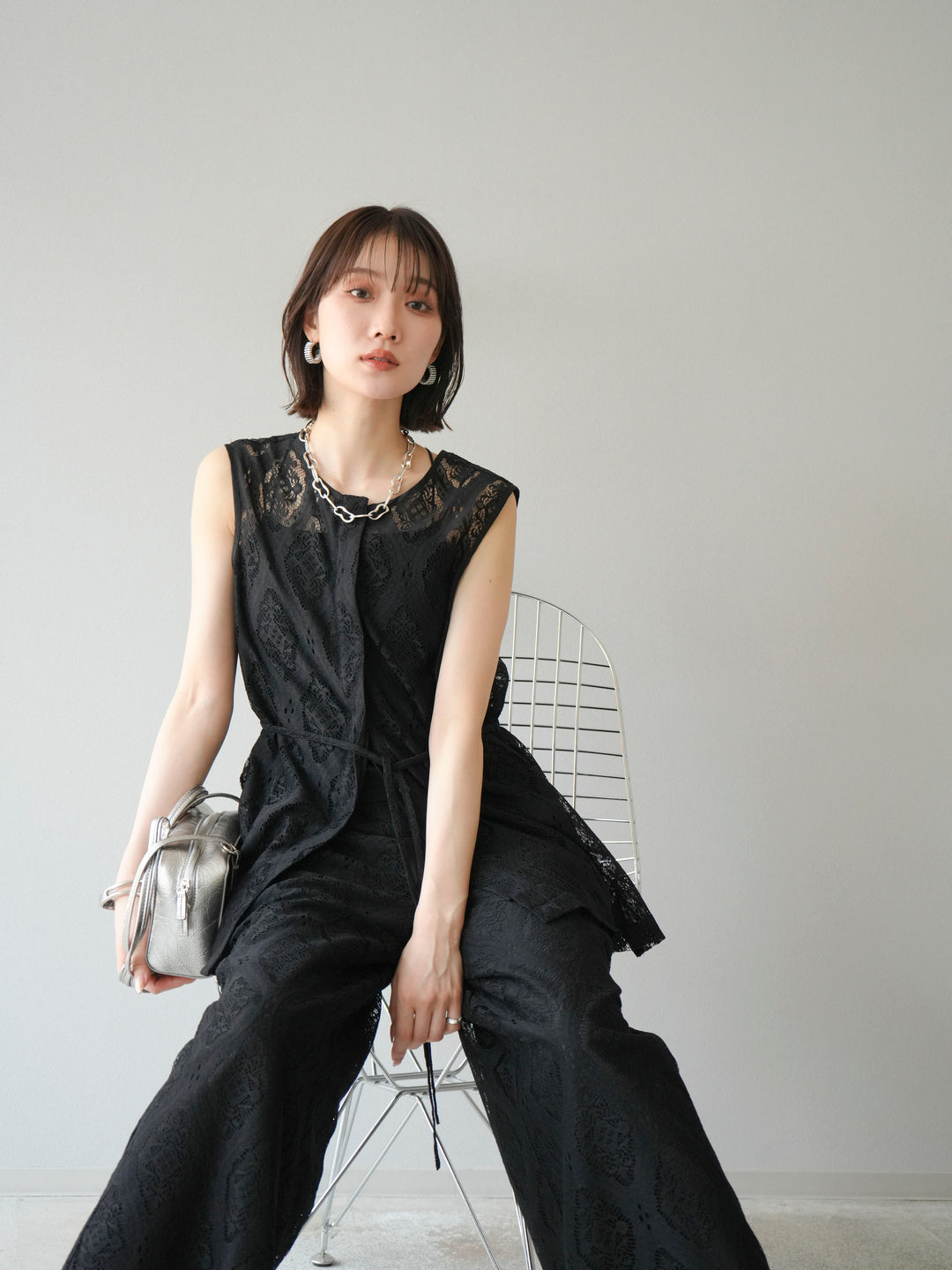 [SET] 緞面滾邊蕾絲無袖上衣 + 蕾絲疊穿休閒褲 (2件套)