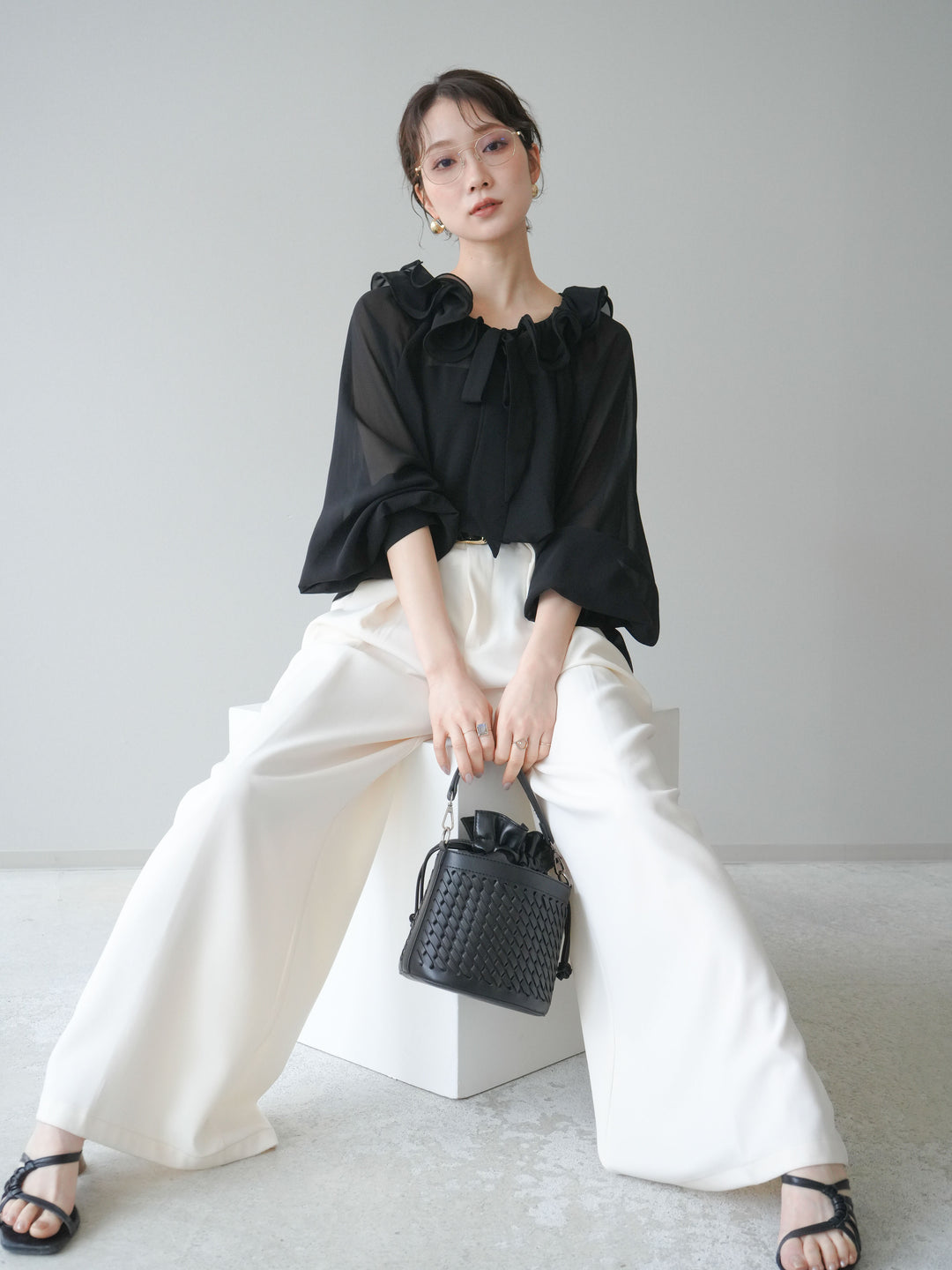 [予約]ラッフルネックシアーブラウス/black