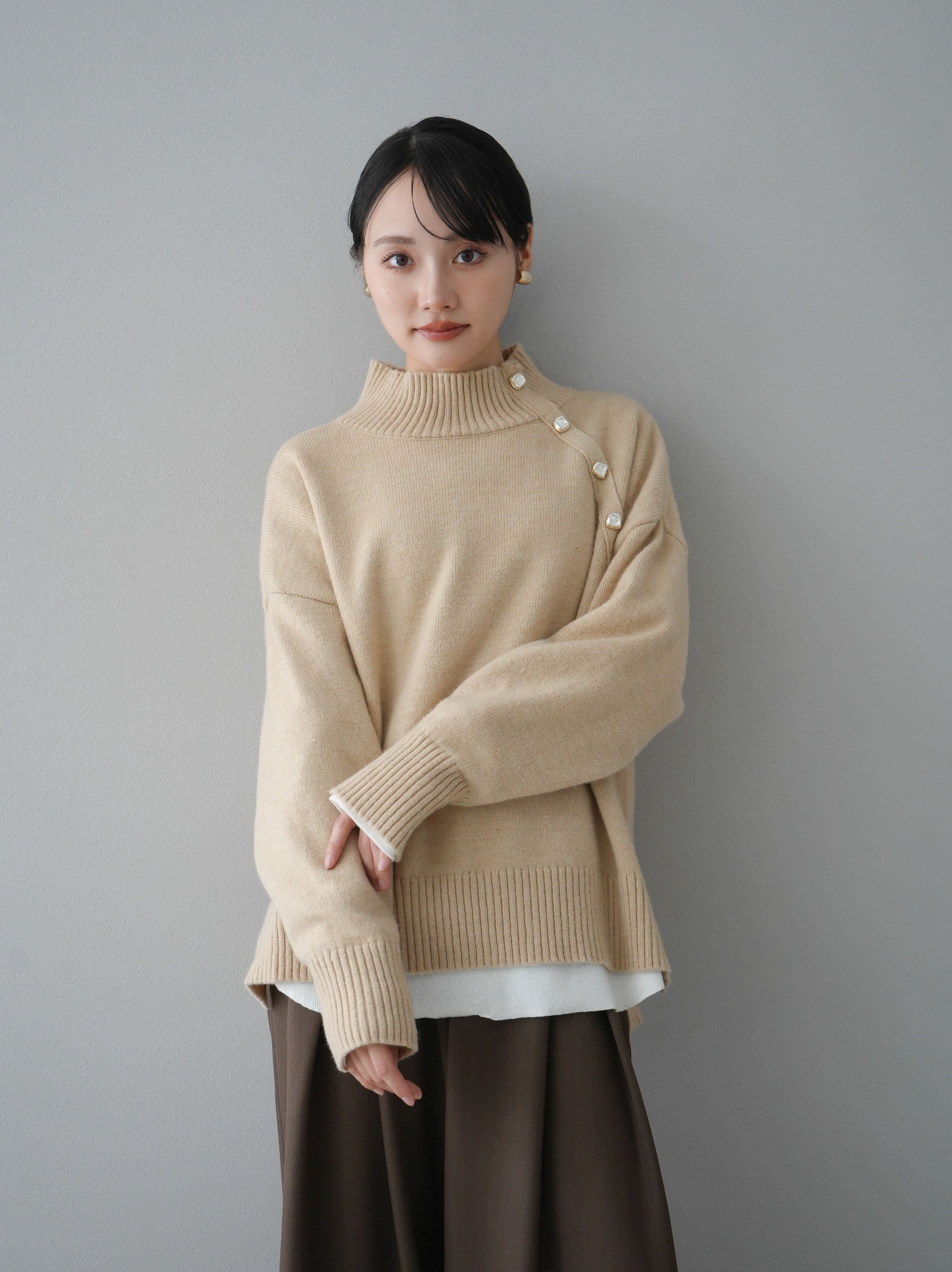 予約]デザインボタンハイネックニットプルオーバー/ベージュ