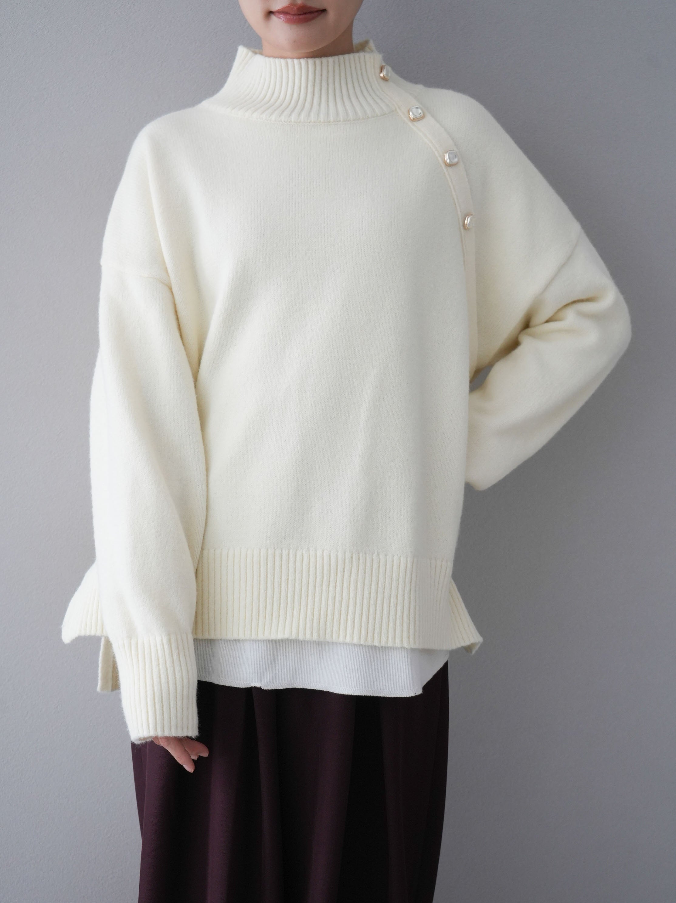 予約]デザインボタンハイネックニットプルオーバー/アイボリー – Lumier