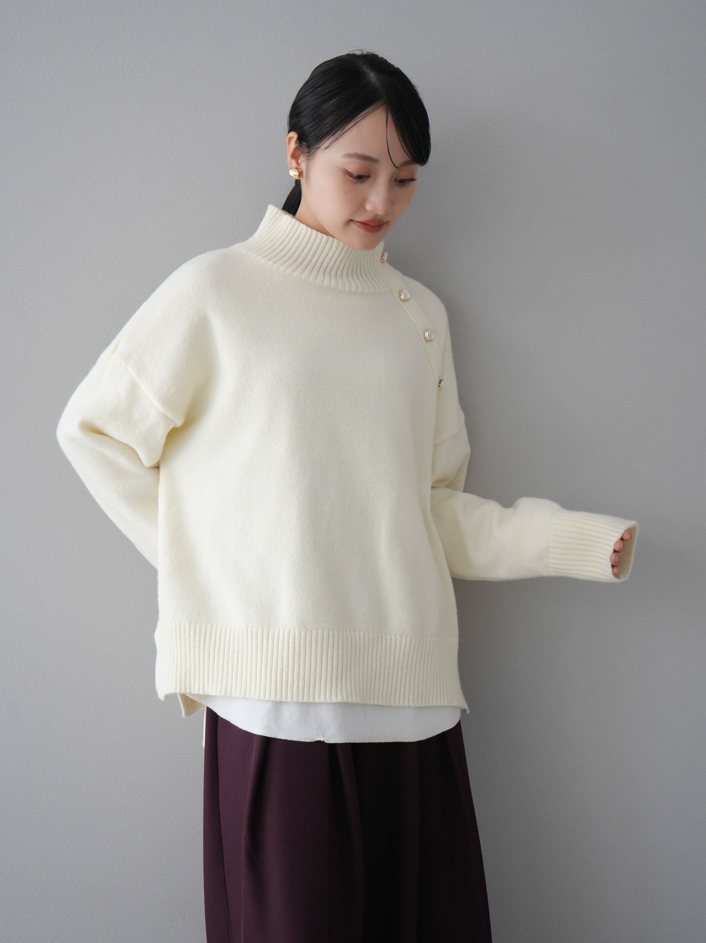 予約]デザインボタンハイネックニットプルオーバー/アイボリー – Lumier
