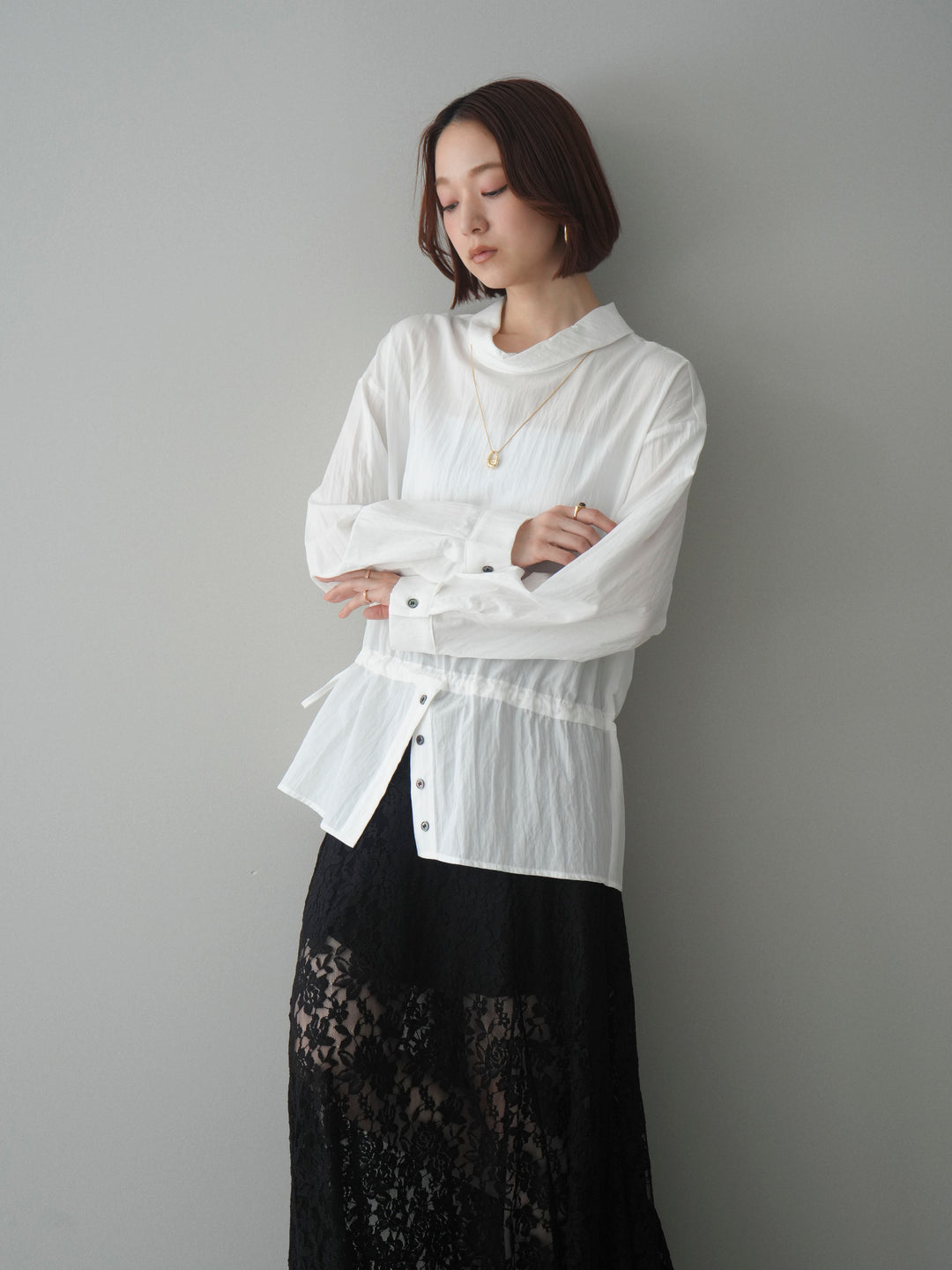 [予約]ボトルネックドロストデザインブラウス/white